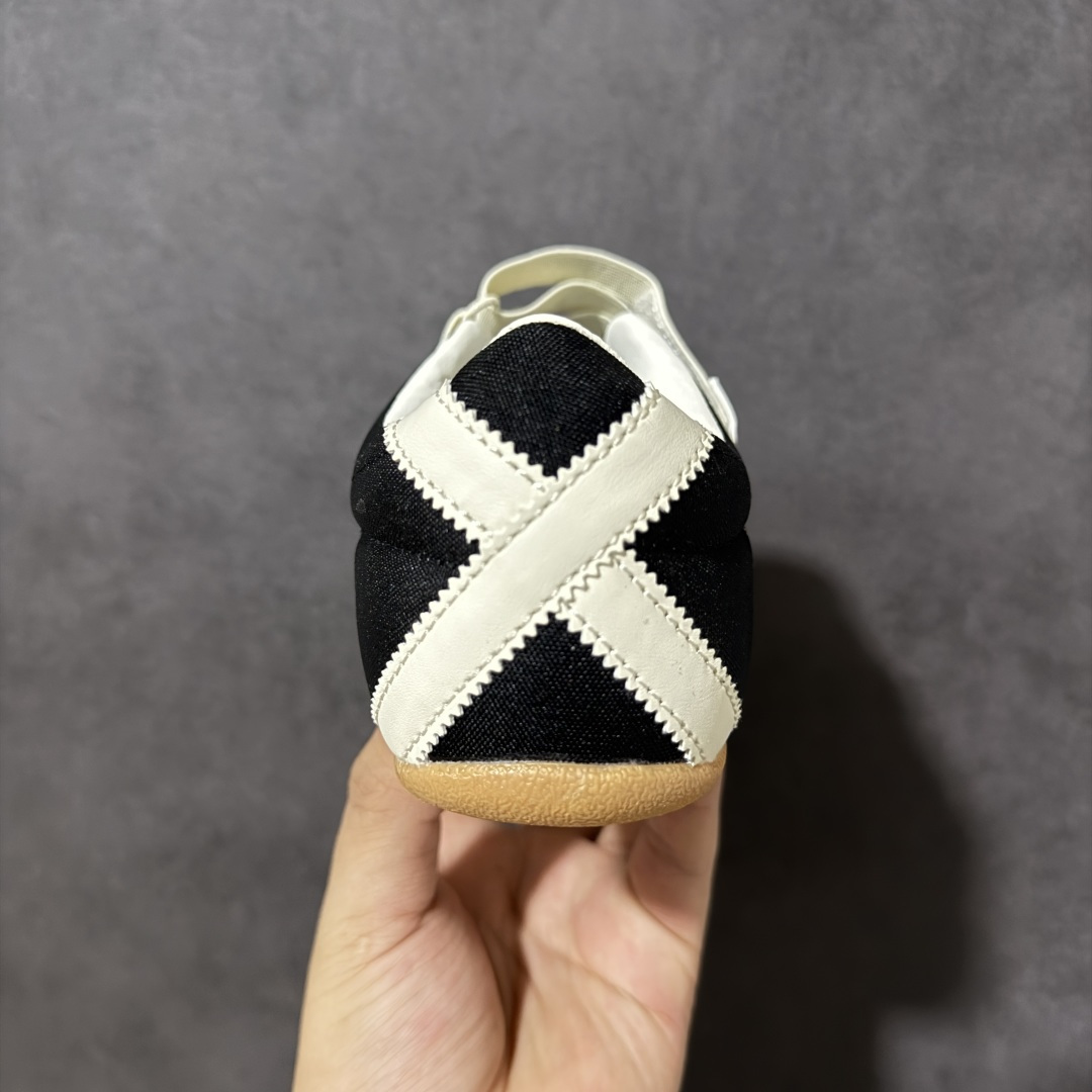 图片[4]-【公司级】adidas originals Tokyo MJ 舒适贴合 低帮 生活休闲鞋 女款 复古T-Toe鞋头+翻毛拼接：米白鞋身搭配撞色红边，绒面鞋头与后跟细节强化质感，自带低饱和复古滤镜。 魔术贴绑带设计：替代传统鞋带，穿脱一步到位，软质织带贴合脚面，告别束缚感。 标志性锯齿三条纹：贯穿鞋身的红色条纹，搭配鞋侧烫金「adidas TOKYO」标识，还原60年代运动基因。 生胶外底加持：薄底橡胶大底自带防滑纹理，脚感轻盈贴地，走路自带复古慢跑鞋的松弛感。 货号：JR4790 尺码：36 36.5 37 38 38.5 39 40 40.5 41-选品中心