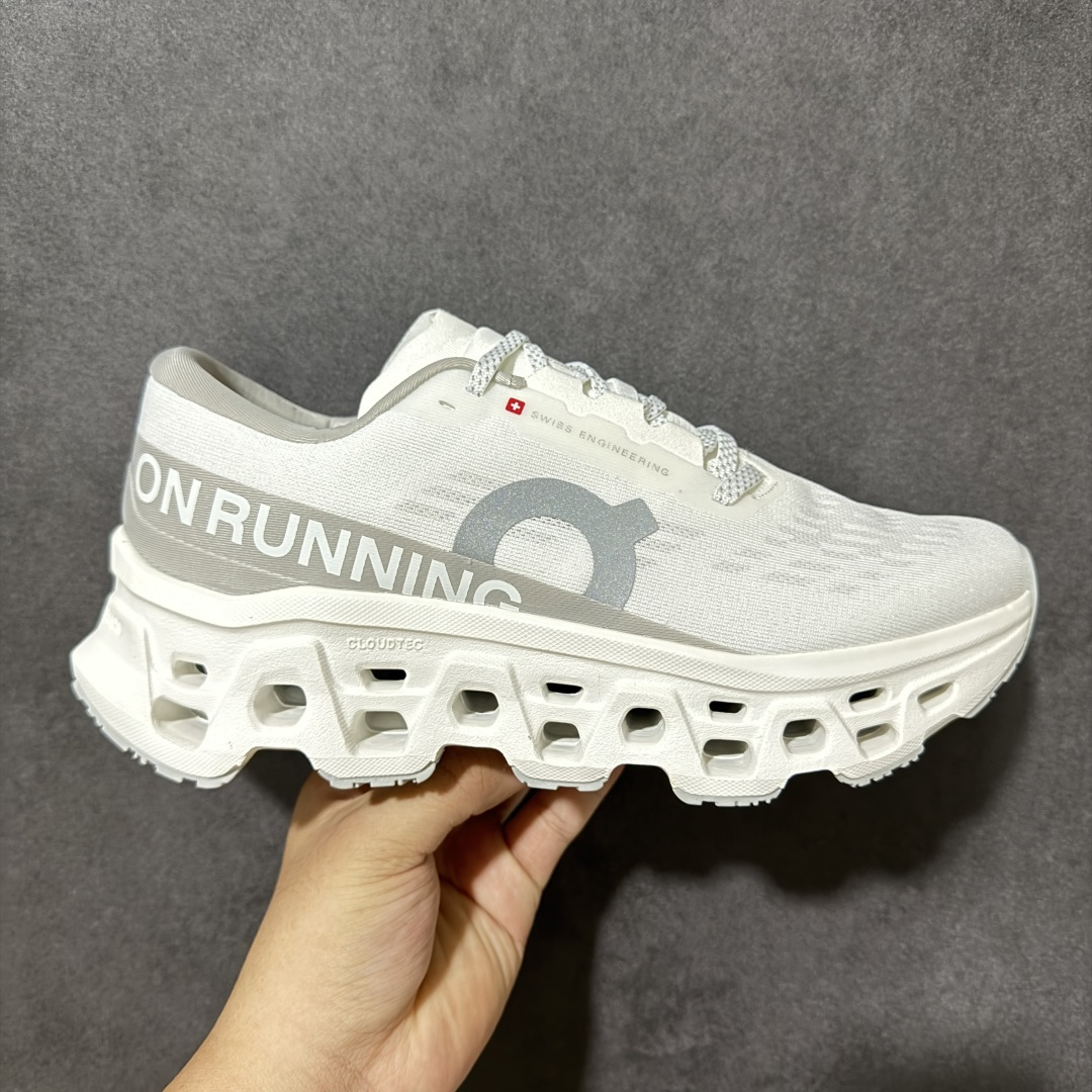 【公司级】Cloudmonster 小怪兽3 昂跑舒适防滑耐磨 休闲运动跑鞋 该款 Cloudmonster 的与众不同的全新“趣怪”风格，显而易见！延续怪兽级性能依旧搭载了大体积的 Cloud Tec 鞋底科技的性能更明显的摇椅圆弧轮廓让步代轻松发挥迈进地淋漓尽致，带来更强的回弹感！更好地推进你向前的每一步，尽享舒适度，由再生材质打造的柔软鞋垫和鞋面确保出色的透气性，将舒适度提升至新高，为你跑完轻松的5公里或费力的20公里提供理想助力，怪兽般的外形和妙趣的畅跑背后是强大的性能表现！ 货号：3MG10032852 尺码：36-45带半码-选品中心