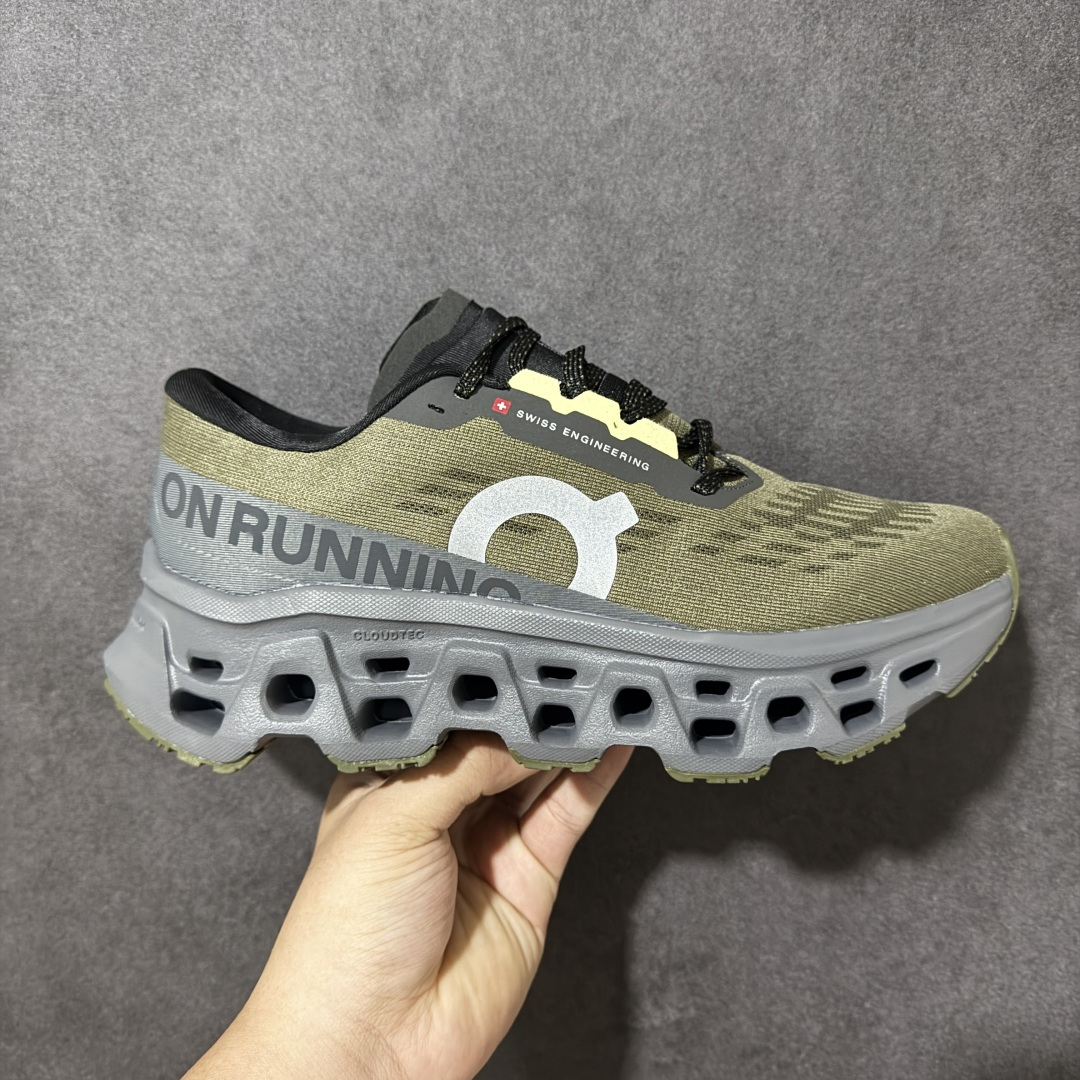 【公司级】Cloudmonster 小怪兽3 昂跑舒适防滑耐磨 休闲运动跑鞋 该款 Cloudmonster 的与众不同的全新“趣怪”风格，显而易见！延续怪兽级性能依旧搭载了大体积的 Cloud Tec 鞋底科技的性能更明显的摇椅圆弧轮廓让步代轻松发挥迈进地淋漓尽致，带来更强的回弹感！更好地推进你向前的每一步，尽享舒适度，由再生材质打造的柔软鞋垫和鞋面确保出色的透气性，将舒适度提升至新高，为你跑完轻松的5公里或费力的20公里提供理想助力，怪兽般的外形和妙趣的畅跑背后是强大的性能表现！ 货号：3MG10050656 尺码：36-45带半码-选品中心
