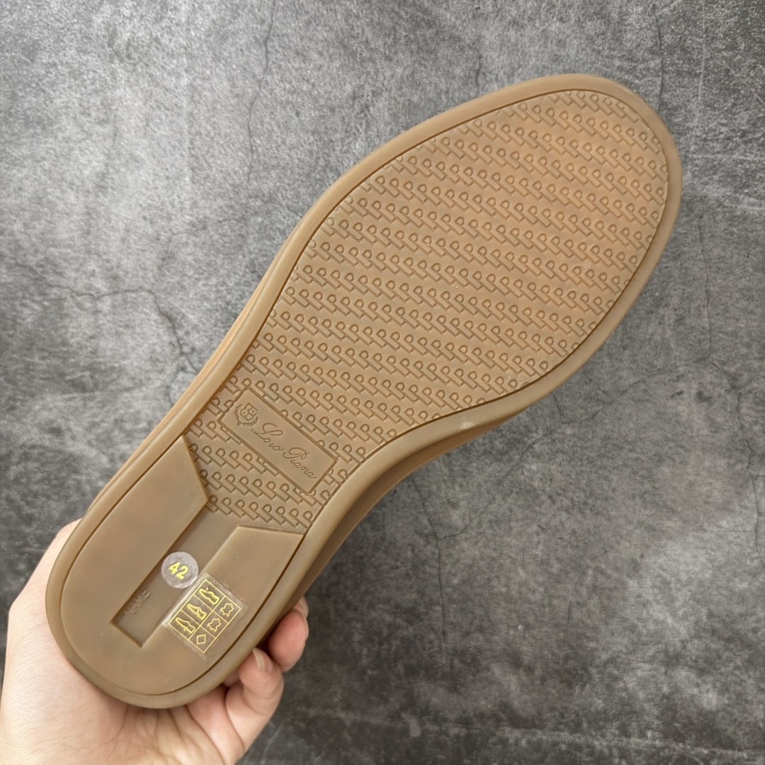 图片[9]-【佛山超A版】Loro Piana LP Tennis Walk Low 生活系列低帮复古百搭德训风休闲运动板鞋 意大利顶级奢侈品牌·诺悠翩雅 这款新款绒面革网球鞋采用超低帮设计 适合全年穿着 并具有防水性能 包边鞋底营造轻松迷人的色彩组合 将功能性与低调个性风格和谐融合 打造都市着装的理想鞋履选择 鞋跟处饰以Kummel色嵌片 柔软小牛皮鞋舌 压印LP徽标 棉质鞋带材质 鞋面：牛剖层绒面革 鞋底：橡胶 衬里：牛皮革 尺码：35 36 37 38 39 40 41 42 43 44 45-选品中心