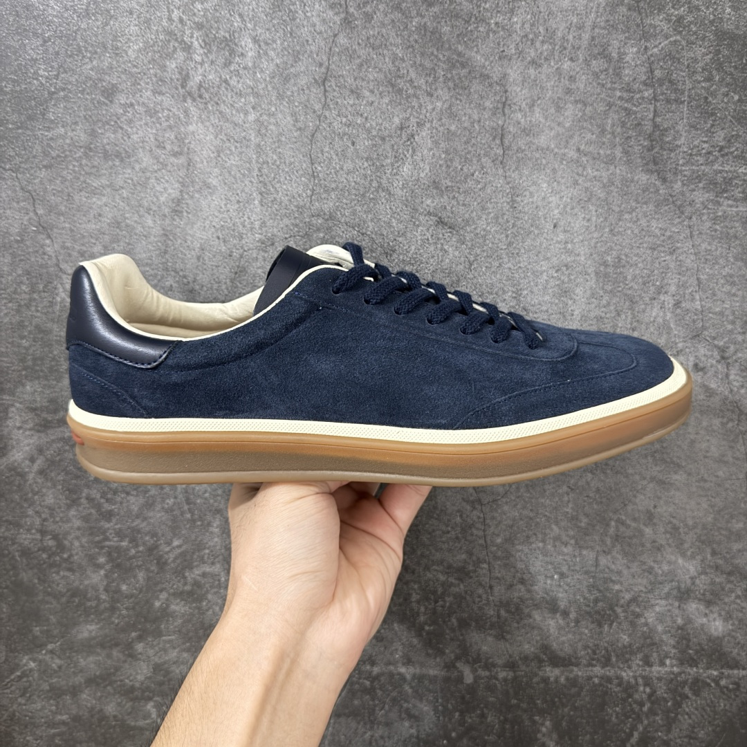 【佛山超A版】Loro Piana LP Tennis Walk Low 生活系列低帮复古百搭德训风休闲运动板鞋 意大利顶级奢侈品牌·诺悠翩雅 这款新款绒面革网球鞋采用超低帮设计 适合全年穿着 并具有防水性能 包边鞋底营造轻松迷人的色彩组合 将功能性与低调个性风格和谐融合 打造都市着装的理想鞋履选择 鞋跟处饰以Kummel色嵌片 柔软小牛皮鞋舌 压印LP徽标 棉质鞋带材质 鞋面：牛剖层绒面革 鞋底：橡胶 衬里：牛皮革 尺码：35 36 37 38 39 40 41 42 43 44 45-选品中心