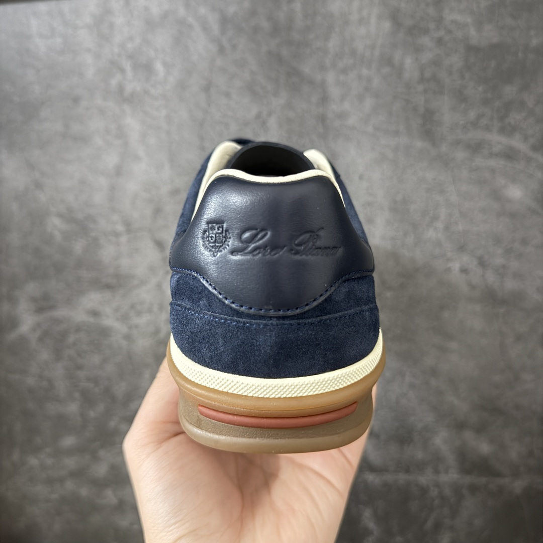 图片[4]-【佛山超A版】Loro Piana LP Tennis Walk Low 生活系列低帮复古百搭德训风休闲运动板鞋 意大利顶级奢侈品牌·诺悠翩雅 这款新款绒面革网球鞋采用超低帮设计 适合全年穿着 并具有防水性能 包边鞋底营造轻松迷人的色彩组合 将功能性与低调个性风格和谐融合 打造都市着装的理想鞋履选择 鞋跟处饰以Kummel色嵌片 柔软小牛皮鞋舌 压印LP徽标 棉质鞋带材质 鞋面：牛剖层绒面革 鞋底：橡胶 衬里：牛皮革 尺码：35 36 37 38 39 40 41 42 43 44 45-选品中心