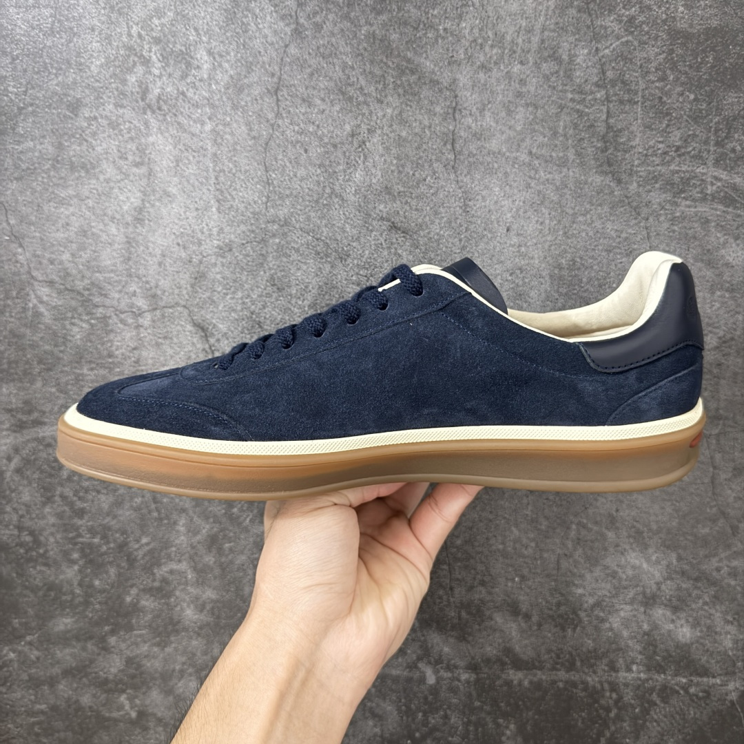 图片[2]-【佛山超A版】Loro Piana LP Tennis Walk Low 生活系列低帮复古百搭德训风休闲运动板鞋 意大利顶级奢侈品牌·诺悠翩雅 这款新款绒面革网球鞋采用超低帮设计 适合全年穿着 并具有防水性能 包边鞋底营造轻松迷人的色彩组合 将功能性与低调个性风格和谐融合 打造都市着装的理想鞋履选择 鞋跟处饰以Kummel色嵌片 柔软小牛皮鞋舌 压印LP徽标 棉质鞋带材质 鞋面：牛剖层绒面革 鞋底：橡胶 衬里：牛皮革 尺码：35 36 37 38 39 40 41 42 43 44 45-选品中心