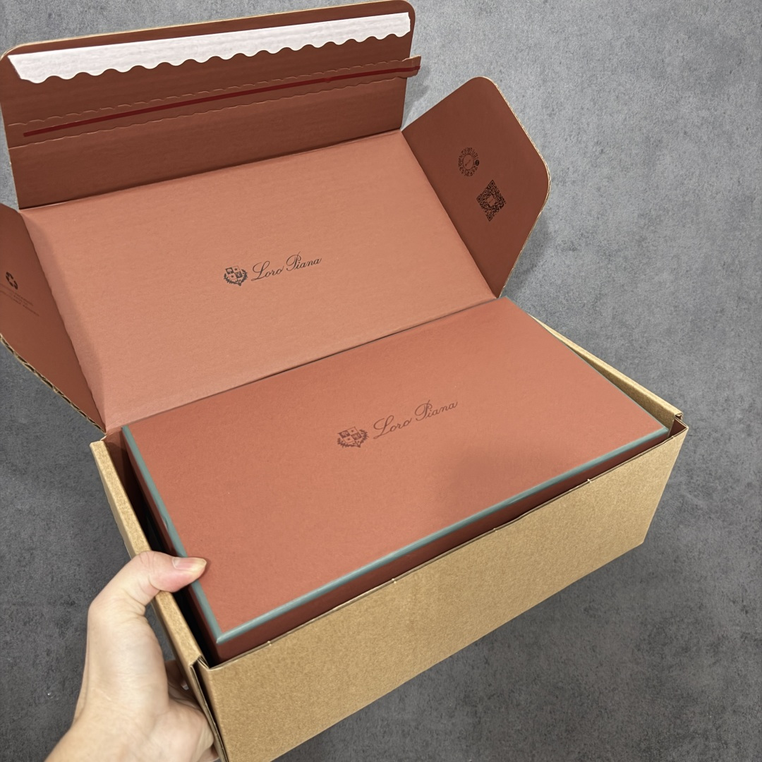 图片[12]-【佛山超A版】Loro Piana LP Tennis Walk Low 生活系列低帮复古百搭德训风休闲运动板鞋 意大利顶级奢侈品牌·诺悠翩雅 这款新款绒面革网球鞋采用超低帮设计 适合全年穿着 并具有防水性能 包边鞋底营造轻松迷人的色彩组合 将功能性与低调个性风格和谐融合 打造都市着装的理想鞋履选择 鞋跟处饰以Kummel色嵌片 柔软小牛皮鞋舌 压印LP徽标 棉质鞋带材质 鞋面：牛剖层绒面革 鞋底：橡胶 衬里：牛皮革 尺码：35 36 37 38 39 40 41 42 43 44 45-选品中心