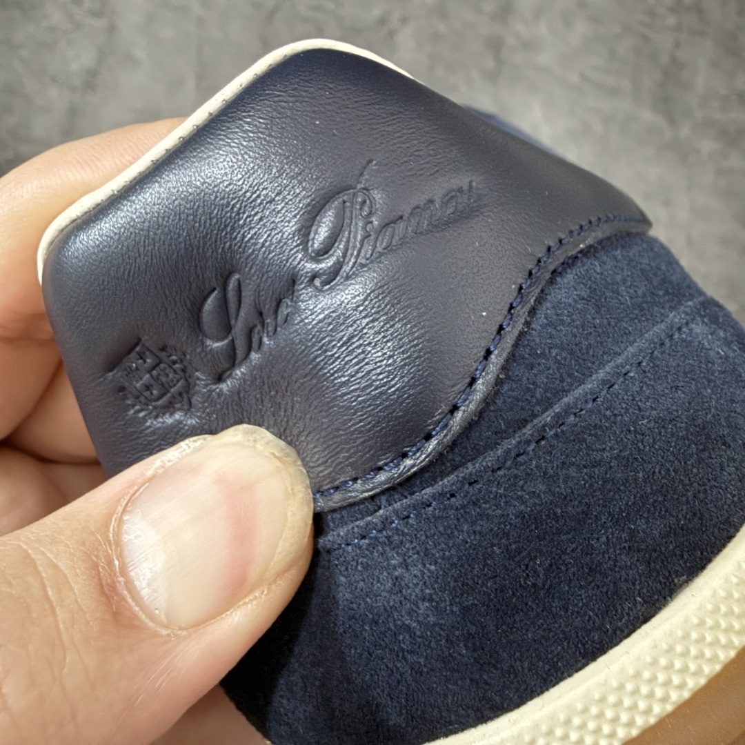 图片[2]-【佛山超A版】Loro Piana LP Tennis Walk Low 生活系列低帮复古百搭德训风休闲运动板鞋 意大利顶级奢侈品牌·诺悠翩雅 这款新款绒面革网球鞋采用超低帮设计 适合全年穿着 并具有防水性能 包边鞋底营造轻松迷人的色彩组合 将功能性与低调个性风格和谐融合 打造都市着装的理想鞋履选择 鞋跟处饰以Kummel色嵌片 柔软小牛皮鞋舌 压印LP徽标 棉质鞋带材质 鞋面：牛剖层绒面革 鞋底：橡胶 衬里：牛皮革 尺码：35 36 37 38 39 40 41 42 43 44 45-选品中心