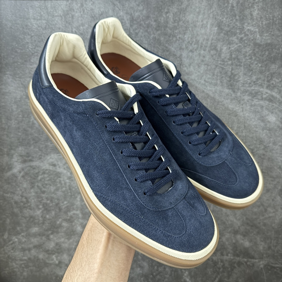 【佛山超A版】Loro Piana LP Tennis Walk Low 生活系列低帮复古百搭德训风休闲运动板鞋 意大利顶级奢侈品牌·诺悠翩雅 这款新款绒面革网球鞋采用超低帮设计 适合全年穿着 并具有防水性能 包边鞋底营造轻松迷人的色彩组合 将功能性与低调个性风格和谐融合 打造都市着装的理想鞋履选择 鞋跟处饰以Kummel色嵌片 柔软小牛皮鞋舌 压印LP徽标 棉质鞋带材质 鞋面：牛剖层绒面革 鞋底：橡胶 衬里：牛皮革 尺码：35 36 37 38 39 40 41 42 43 44 45-选品中心