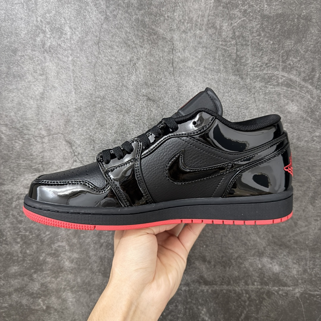 图片[2]-【K版后跟漆皮】Air Jordan 1 Low \”Gina\” 低帮 黑红 AJ1 乔丹1代 低邦 黑红 鞋身整体以黑色皮革打造，搭配黑色漆皮框架覆盖层，使鞋款十分百搭；鞋身两侧Swoosh Logo采用黑色漆皮点缀，黑色鞋舌上Jumpman Logo刺绣以红色呈现，后跟Wings Logo使用红色妆点，最后以b黑色中底搭配红色橡胶外底完善整体设计收尾。 货号：DD1660-001 尺码：36 36.5 37.5 38 38.5 39 40 40.5 41 42 42.5 43 44 44.5 45 46 47-选品中心