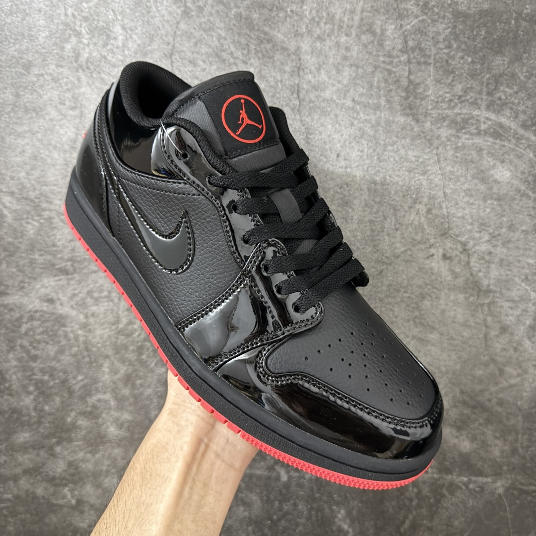图片[3]-【K版后跟漆皮】Air Jordan 1 Low \”Gina\” 低帮 黑红 AJ1 乔丹1代 低邦 黑红 鞋身整体以黑色皮革打造，搭配黑色漆皮框架覆盖层，使鞋款十分百搭；鞋身两侧Swoosh Logo采用黑色漆皮点缀，黑色鞋舌上Jumpman Logo刺绣以红色呈现，后跟Wings Logo使用红色妆点，最后以b黑色中底搭配红色橡胶外底完善整体设计收尾。 货号：DD1660-001 尺码：36 36.5 37.5 38 38.5 39 40 40.5 41 42 42.5 43 44 44.5 45 46 47-选品中心