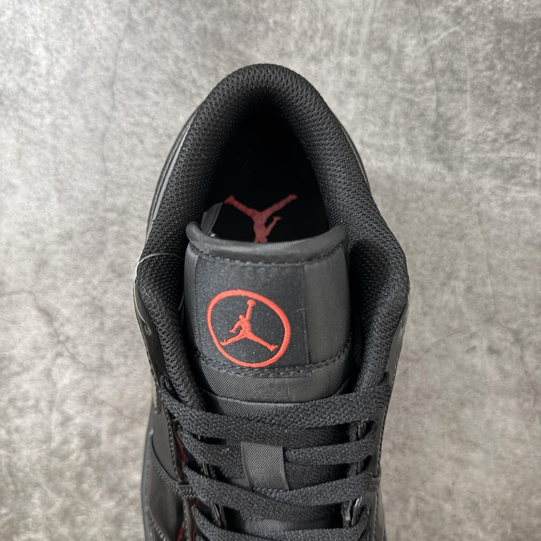 图片[8]-【K版后跟漆皮】Air Jordan 1 Low \”Gina\” 低帮 黑红 AJ1 乔丹1代 低邦 黑红 鞋身整体以黑色皮革打造，搭配黑色漆皮框架覆盖层，使鞋款十分百搭；鞋身两侧Swoosh Logo采用黑色漆皮点缀，黑色鞋舌上Jumpman Logo刺绣以红色呈现，后跟Wings Logo使用红色妆点，最后以b黑色中底搭配红色橡胶外底完善整体设计收尾。 货号：DD1660-001 尺码：36 36.5 37.5 38 38.5 39 40 40.5 41 42 42.5 43 44 44.5 45 46 47-选品中心