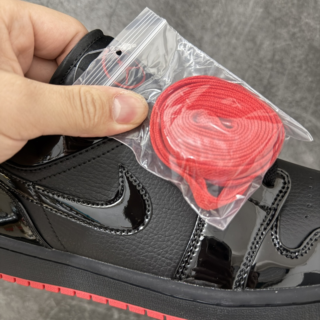 图片[10]-【K版后跟漆皮】Air Jordan 1 Low \”Gina\” 低帮 黑红 AJ1 乔丹1代 低邦 黑红 鞋身整体以黑色皮革打造，搭配黑色漆皮框架覆盖层，使鞋款十分百搭；鞋身两侧Swoosh Logo采用黑色漆皮点缀，黑色鞋舌上Jumpman Logo刺绣以红色呈现，后跟Wings Logo使用红色妆点，最后以b黑色中底搭配红色橡胶外底完善整体设计收尾。 货号：DD1660-001 尺码：36 36.5 37.5 38 38.5 39 40 40.5 41 42 42.5 43 44 44.5 45 46 47-选品中心