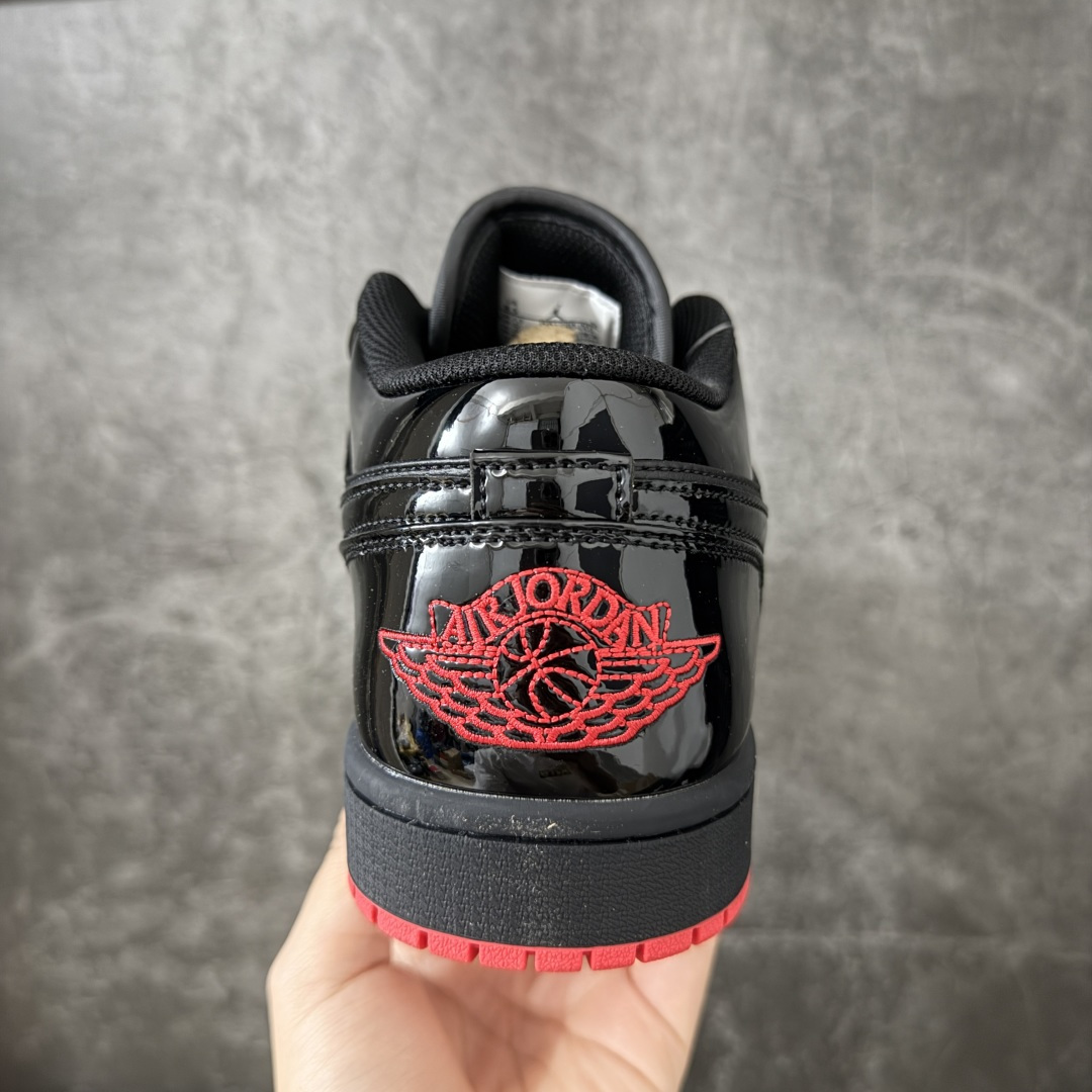 图片[4]-【K版后跟漆皮】Air Jordan 1 Low \”Gina\” 低帮 黑红 AJ1 乔丹1代 低邦 黑红 鞋身整体以黑色皮革打造，搭配黑色漆皮框架覆盖层，使鞋款十分百搭；鞋身两侧Swoosh Logo采用黑色漆皮点缀，黑色鞋舌上Jumpman Logo刺绣以红色呈现，后跟Wings Logo使用红色妆点，最后以b黑色中底搭配红色橡胶外底完善整体设计收尾。 货号：DD1660-001 尺码：36 36.5 37.5 38 38.5 39 40 40.5 41 42 42.5 43 44 44.5 45 46 47-选品中心