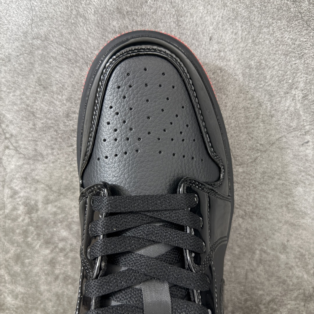 图片[5]-【K版后跟漆皮】Air Jordan 1 Low \”Gina\” 低帮 黑红 AJ1 乔丹1代 低邦 黑红 鞋身整体以黑色皮革打造，搭配黑色漆皮框架覆盖层，使鞋款十分百搭；鞋身两侧Swoosh Logo采用黑色漆皮点缀，黑色鞋舌上Jumpman Logo刺绣以红色呈现，后跟Wings Logo使用红色妆点，最后以b黑色中底搭配红色橡胶外底完善整体设计收尾。 货号：DD1660-001 尺码：36 36.5 37.5 38 38.5 39 40 40.5 41 42 42.5 43 44 44.5 45 46 47-选品中心