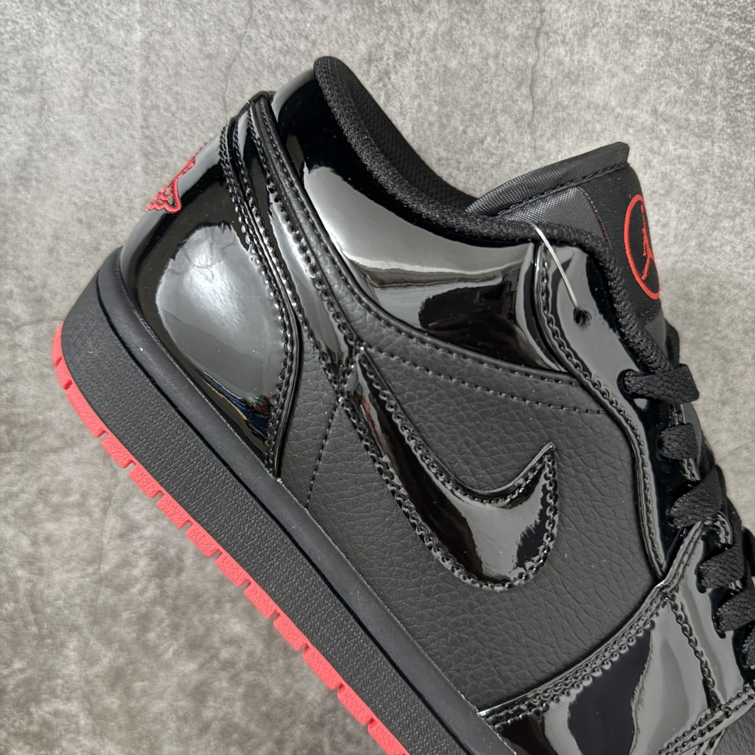 图片[7]-【K版后跟漆皮】Air Jordan 1 Low \”Gina\” 低帮 黑红 AJ1 乔丹1代 低邦 黑红 鞋身整体以黑色皮革打造，搭配黑色漆皮框架覆盖层，使鞋款十分百搭；鞋身两侧Swoosh Logo采用黑色漆皮点缀，黑色鞋舌上Jumpman Logo刺绣以红色呈现，后跟Wings Logo使用红色妆点，最后以b黑色中底搭配红色橡胶外底完善整体设计收尾。 货号：DD1660-001 尺码：36 36.5 37.5 38 38.5 39 40 40.5 41 42 42.5 43 44 44.5 45 46 47-选品中心