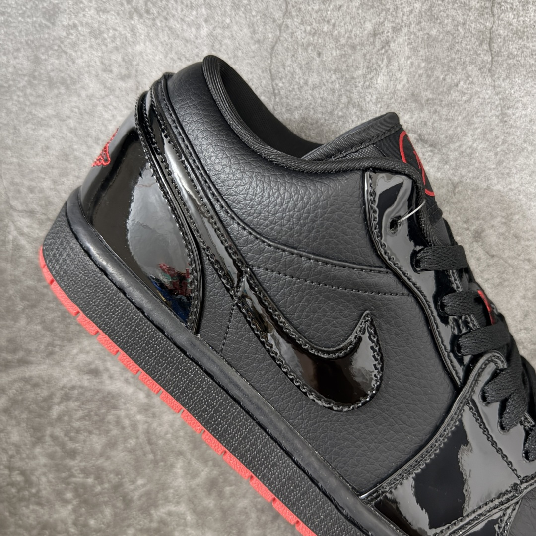 图片[7]-【K版后跟荔枝皮】Air Jordan 1 Low \”Gina\” 低帮 黑红 AJ1 乔丹1代 低邦 黑红 鞋身整体以黑色皮革打造，搭配黑色漆皮框架覆盖层，使鞋款十分百搭；鞋身两侧Swoosh Logo采用黑色漆皮点缀，黑色鞋舌上Jumpman Logo刺绣以红色呈现，后跟Wings Logo使用红色妆点，最后以b黑色中底搭配红色橡胶外底完善整体设计收尾。 货号：DD1660-001 尺码：36 36.5 37.5 38 38.5 39 40 40.5 41 42 42.5 43 44 44.5 45 46 47-选品中心