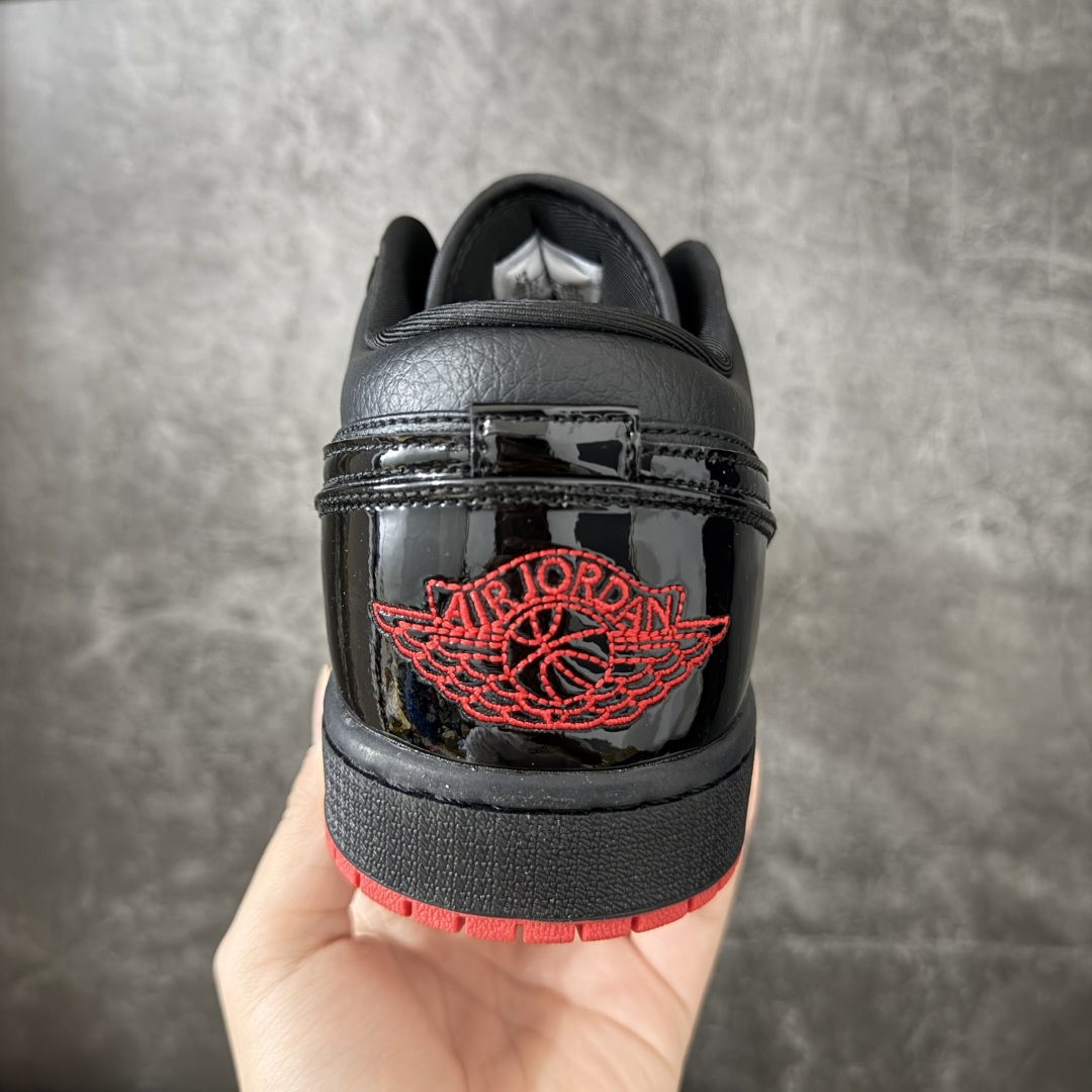 图片[4]-【K版后跟荔枝皮】Air Jordan 1 Low \”Gina\” 低帮 黑红 AJ1 乔丹1代 低邦 黑红 鞋身整体以黑色皮革打造，搭配黑色漆皮框架覆盖层，使鞋款十分百搭；鞋身两侧Swoosh Logo采用黑色漆皮点缀，黑色鞋舌上Jumpman Logo刺绣以红色呈现，后跟Wings Logo使用红色妆点，最后以b黑色中底搭配红色橡胶外底完善整体设计收尾。 货号：DD1660-001 尺码：36 36.5 37.5 38 38.5 39 40 40.5 41 42 42.5 43 44 44.5 45 46 47-选品中心