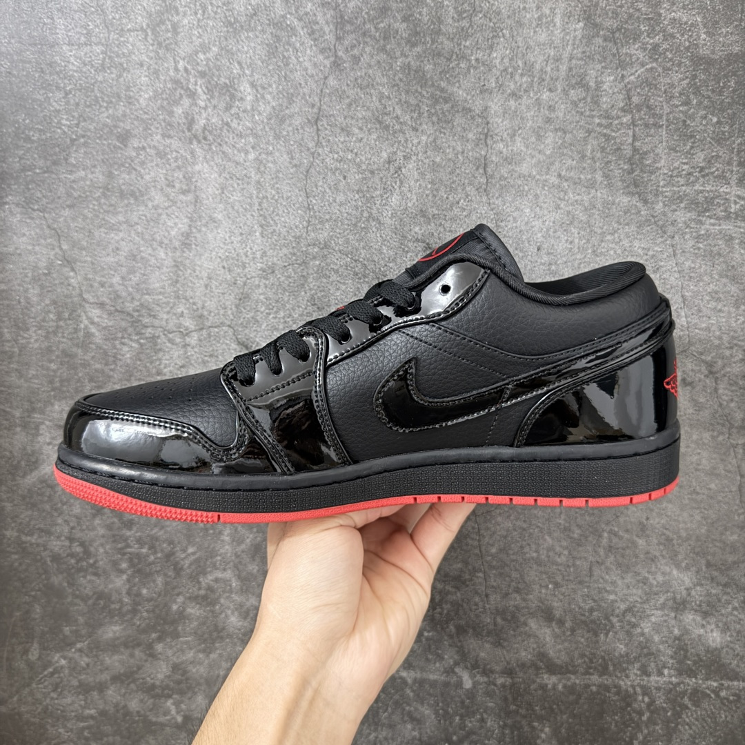 图片[2]-【K版后跟荔枝皮】Air Jordan 1 Low \”Gina\” 低帮 黑红 AJ1 乔丹1代 低邦 黑红 鞋身整体以黑色皮革打造，搭配黑色漆皮框架覆盖层，使鞋款十分百搭；鞋身两侧Swoosh Logo采用黑色漆皮点缀，黑色鞋舌上Jumpman Logo刺绣以红色呈现，后跟Wings Logo使用红色妆点，最后以b黑色中底搭配红色橡胶外底完善整体设计收尾。 货号：DD1660-001 尺码：36 36.5 37.5 38 38.5 39 40 40.5 41 42 42.5 43 44 44.5 45 46 47-选品中心