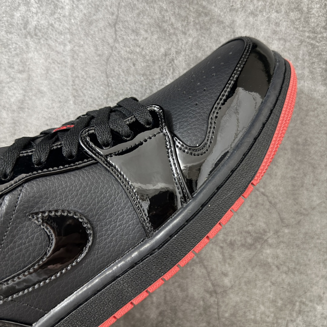 图片[6]-【K版后跟荔枝皮】Air Jordan 1 Low \”Gina\” 低帮 黑红 AJ1 乔丹1代 低邦 黑红 鞋身整体以黑色皮革打造，搭配黑色漆皮框架覆盖层，使鞋款十分百搭；鞋身两侧Swoosh Logo采用黑色漆皮点缀，黑色鞋舌上Jumpman Logo刺绣以红色呈现，后跟Wings Logo使用红色妆点，最后以b黑色中底搭配红色橡胶外底完善整体设计收尾。 货号：DD1660-001 尺码：36 36.5 37.5 38 38.5 39 40 40.5 41 42 42.5 43 44 44.5 45 46 47-选品中心