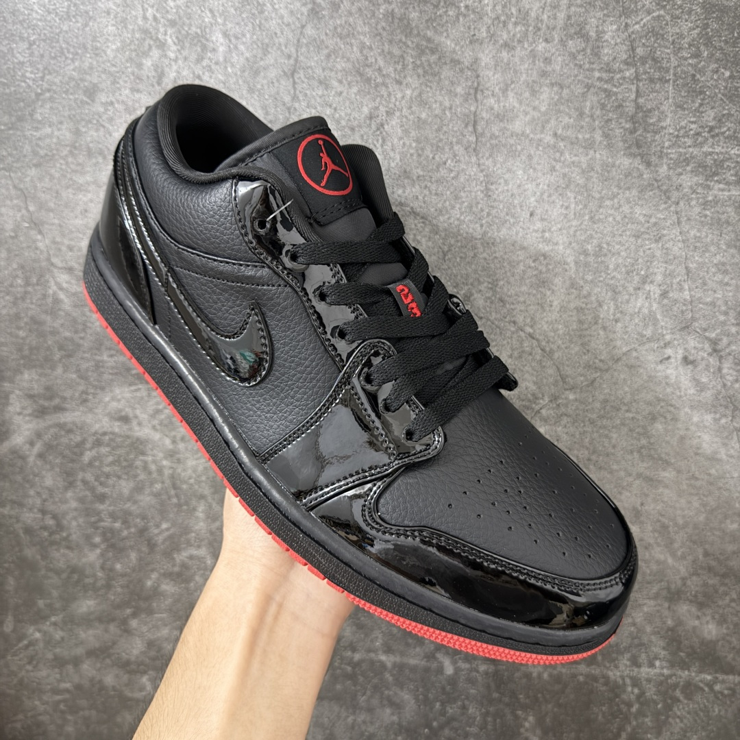 图片[3]-【K版后跟荔枝皮】Air Jordan 1 Low \”Gina\” 低帮 黑红 AJ1 乔丹1代 低邦 黑红 鞋身整体以黑色皮革打造，搭配黑色漆皮框架覆盖层，使鞋款十分百搭；鞋身两侧Swoosh Logo采用黑色漆皮点缀，黑色鞋舌上Jumpman Logo刺绣以红色呈现，后跟Wings Logo使用红色妆点，最后以b黑色中底搭配红色橡胶外底完善整体设计收尾。 货号：DD1660-001 尺码：36 36.5 37.5 38 38.5 39 40 40.5 41 42 42.5 43 44 44.5 45 46 47-选品中心