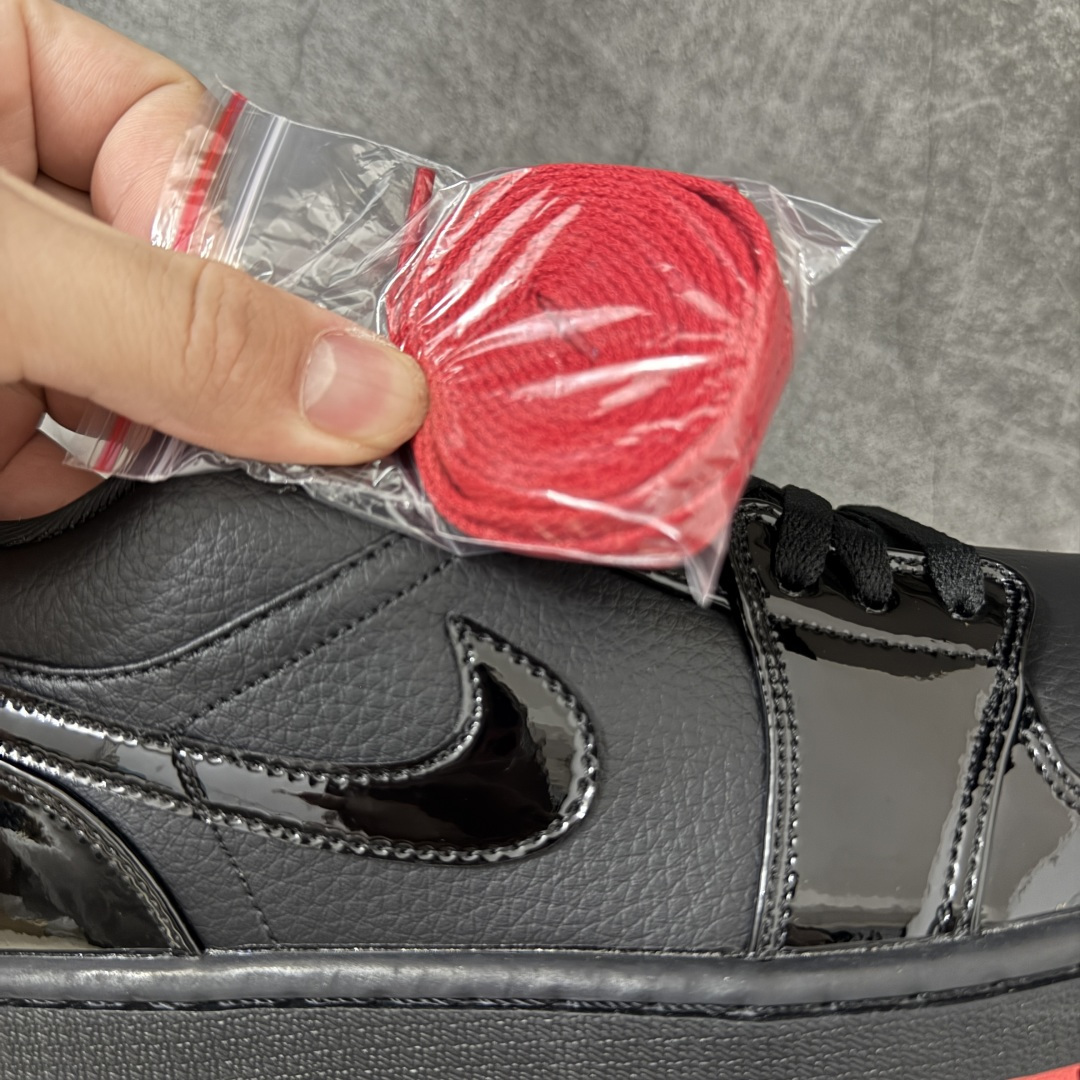 图片[10]-【K版后跟荔枝皮】Air Jordan 1 Low \”Gina\” 低帮 黑红 AJ1 乔丹1代 低邦 黑红 鞋身整体以黑色皮革打造，搭配黑色漆皮框架覆盖层，使鞋款十分百搭；鞋身两侧Swoosh Logo采用黑色漆皮点缀，黑色鞋舌上Jumpman Logo刺绣以红色呈现，后跟Wings Logo使用红色妆点，最后以b黑色中底搭配红色橡胶外底完善整体设计收尾。 货号：DD1660-001 尺码：36 36.5 37.5 38 38.5 39 40 40.5 41 42 42.5 43 44 44.5 45 46 47-选品中心