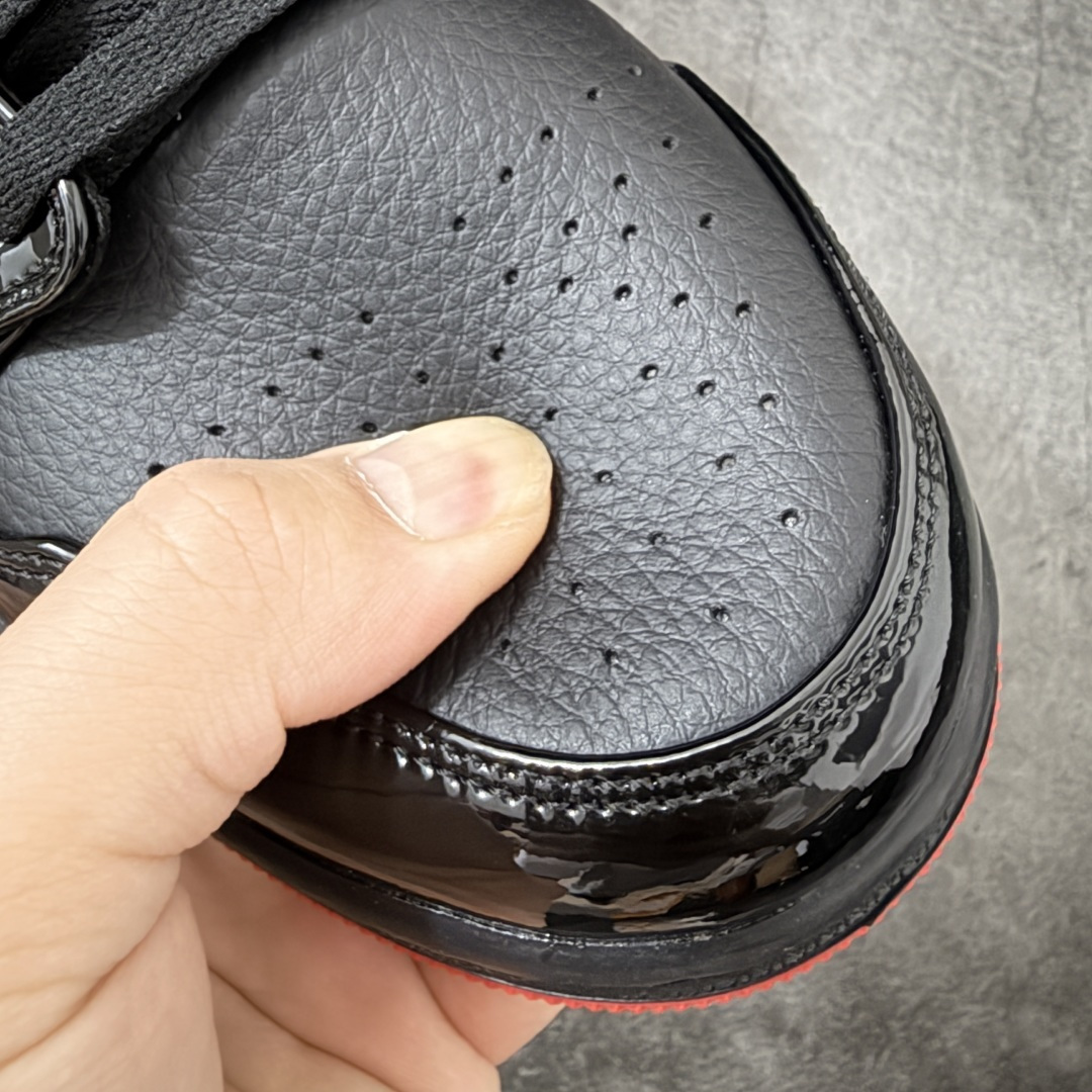 图片[11]-【K版后跟荔枝皮】Air Jordan 1 Low \”Gina\” 低帮 黑红 AJ1 乔丹1代 低邦 黑红 鞋身整体以黑色皮革打造，搭配黑色漆皮框架覆盖层，使鞋款十分百搭；鞋身两侧Swoosh Logo采用黑色漆皮点缀，黑色鞋舌上Jumpman Logo刺绣以红色呈现，后跟Wings Logo使用红色妆点，最后以b黑色中底搭配红色橡胶外底完善整体设计收尾。 货号：DD1660-001 尺码：36 36.5 37.5 38 38.5 39 40 40.5 41 42 42.5 43 44 44.5 45 46 47-选品中心