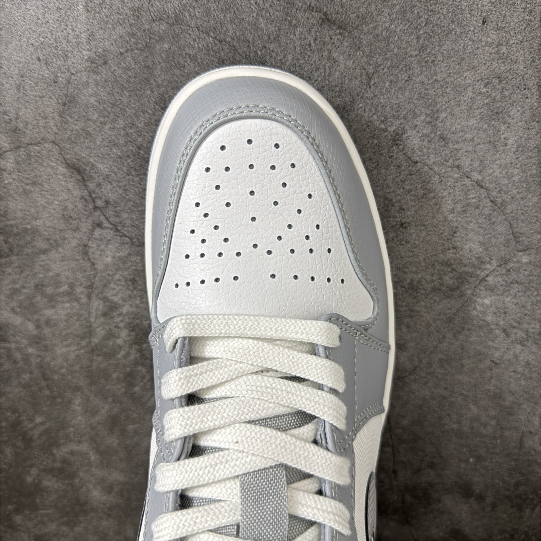 图片[5]-【DT纯原】Air Jordan Low AJ1 乔1雾霾蓝白银色 低帮文化休闲运动板鞋 IX5003-101  市面中低帮最具代表性版本没有之一 口碑大厂出品 品控大底版型不断改良更新 全套原纸板楦头开发 确保原汁原味 完美呈现版型 完美零毛边处理 原厂内置全掌气垫 价格定位良心 平台专用代工流水线出品 一眼公司既视感 拿到手的一瞬间就与众不同 碾压市面所有版本 全部原鞋开发 每一个配色都会采购原鞋确认细节 打破市面看图做货无好货之说 尺码：35.5-46-选品中心