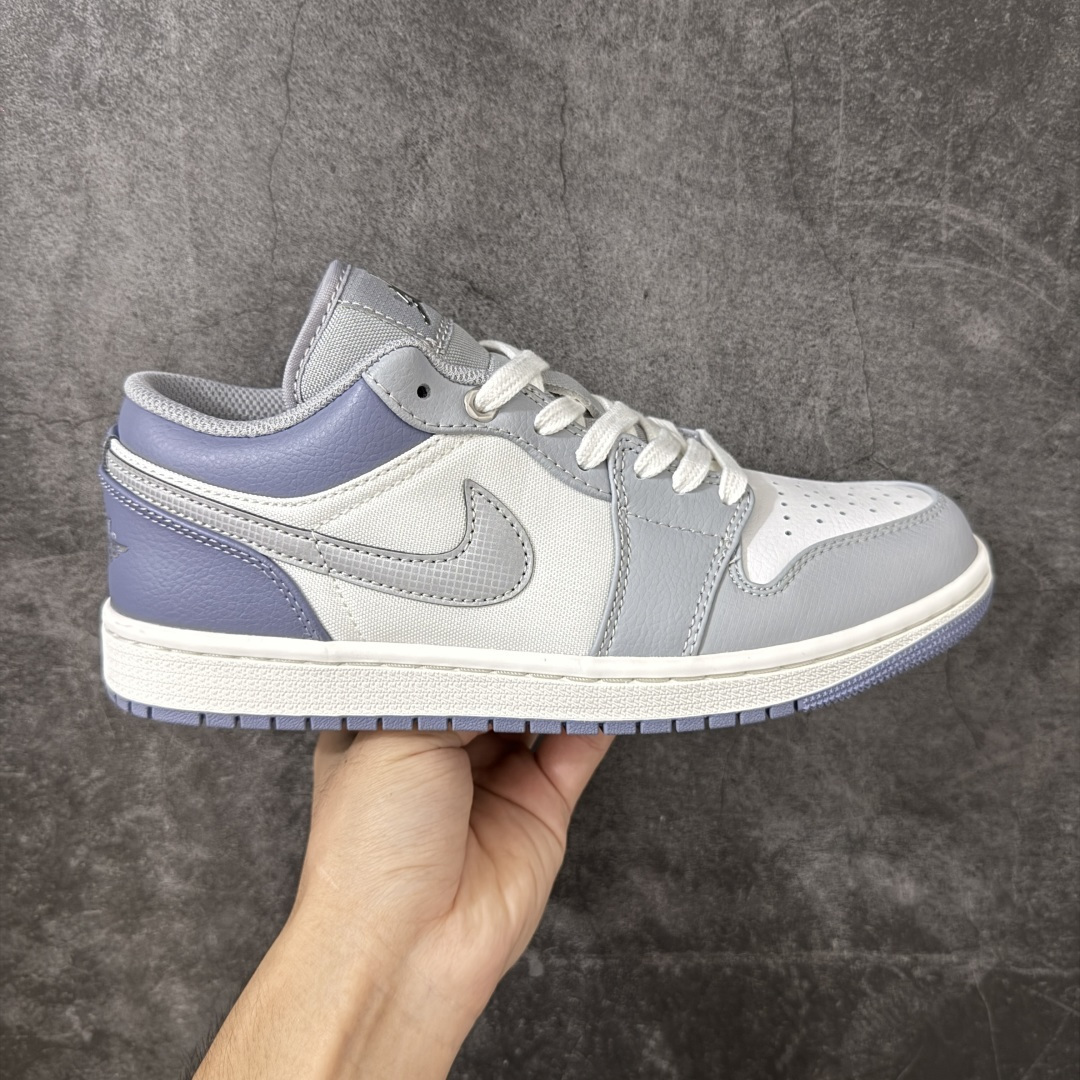 【DT纯原】Air Jordan Low AJ1 乔1雾霾蓝白银色 低帮文化休闲运动板鞋 IX5003-101  市面中低帮最具代表性版本没有之一 口碑大厂出品 品控大底版型不断改良更新 全套原纸板楦头开发 确保原汁原味 完美呈现版型 完美零毛边处理 原厂内置全掌气垫 价格定位良心 平台专用代工流水线出品 一眼公司既视感 拿到手的一瞬间就与众不同 碾压市面所有版本 全部原鞋开发 每一个配色都会采购原鞋确认细节 打破市面看图做货无好货之说 尺码：35.5-46-选品中心