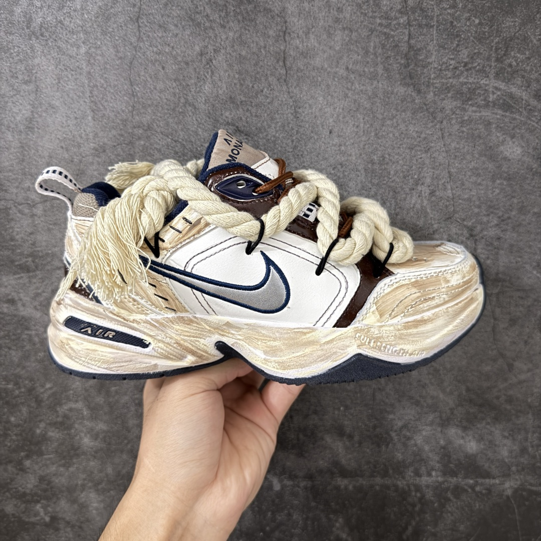 【手绘定制版】耐克 Nike Air Monarch IV男女子训练鞋厚底老爹鞋休闲复古运动鞋。Nike Air Monarch IV 运动鞋为你打造出众的训练装备，耐穿鞋面提供有效支撑。轻盈泡绵结合 Nike Air 缓震配置，塑就舒适非凡的迈步体验。皮革、合成材质与织物组合鞋面，塑就经典外观，经久耐穿，全掌内嵌式 Air 缓震配置，缔造出众缓震体验，舒适非凡，支撑力强，硬质橡胶外底经久耐穿，提供可驾驭多种地面的出众抓地力。 货号：415445-102 尺码：36 36.5 37.5 38 38.5 39 40 40.5 41 42 42.5 43 44 45-选品中心