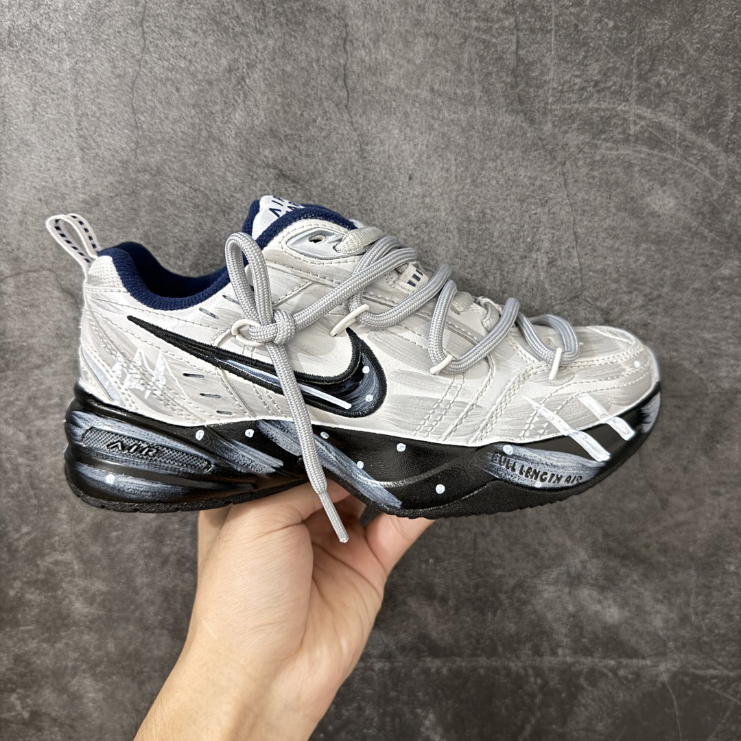 【手绘定制版】耐克 Nike Air Monarch IV男女子训练鞋厚底老爹鞋休闲复古运动鞋。Nike Air Monarch IV 运动鞋为你打造出众的训练装备，耐穿鞋面提供有效支撑。轻盈泡绵结合 Nike Air 缓震配置，塑就舒适非凡的迈步体验。皮革、合成材质与织物组合鞋面，塑就经典外观，经久耐穿，全掌内嵌式 Air 缓震配置，缔造出众缓震体验，舒适非凡，支撑力强，硬质橡胶外底经久耐穿，提供可驾驭多种地面的出众抓地力。 货号：415445-102 尺码：36 36.5 37.5 38 38.5 39 40 40.5 41 42 42.5 43 44 45-选品中心