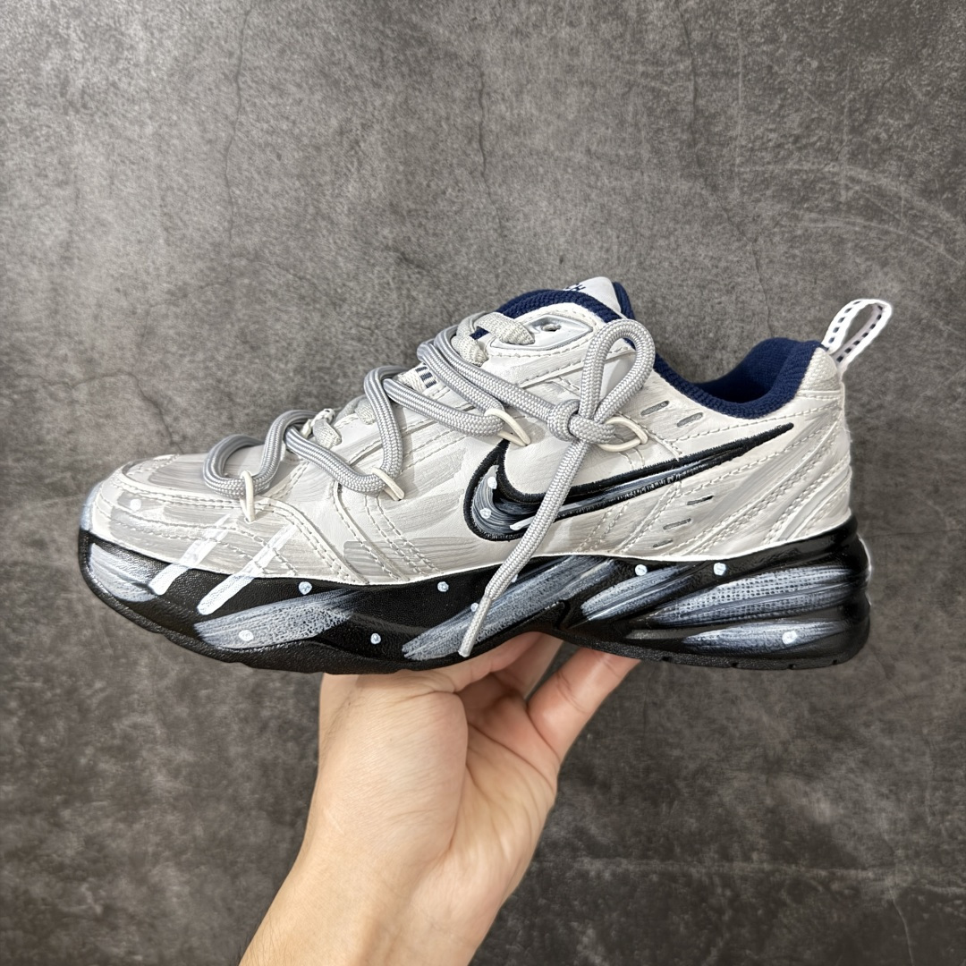 图片[2]-【手绘定制版】耐克 Nike Air Monarch IV男女子训练鞋厚底老爹鞋休闲复古运动鞋。Nike Air Monarch IV 运动鞋为你打造出众的训练装备，耐穿鞋面提供有效支撑。轻盈泡绵结合 Nike Air 缓震配置，塑就舒适非凡的迈步体验。皮革、合成材质与织物组合鞋面，塑就经典外观，经久耐穿，全掌内嵌式 Air 缓震配置，缔造出众缓震体验，舒适非凡，支撑力强，硬质橡胶外底经久耐穿，提供可驾驭多种地面的出众抓地力。 货号：415445-102 尺码：36 36.5 37.5 38 38.5 39 40 40.5 41 42 42.5 43 44 45-选品中心