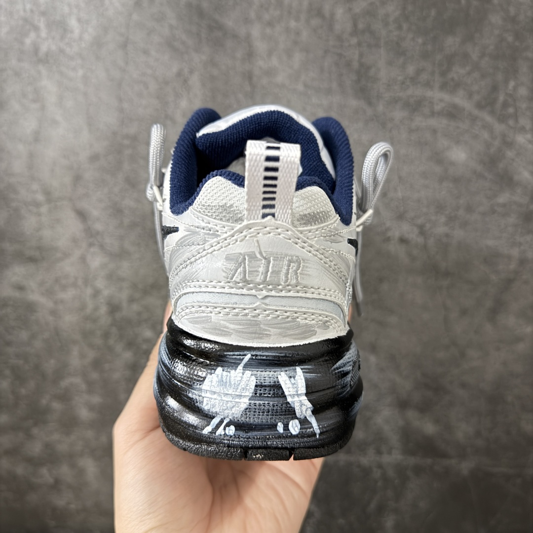图片[4]-【手绘定制版】耐克 Nike Air Monarch IV男女子训练鞋厚底老爹鞋休闲复古运动鞋。Nike Air Monarch IV 运动鞋为你打造出众的训练装备，耐穿鞋面提供有效支撑。轻盈泡绵结合 Nike Air 缓震配置，塑就舒适非凡的迈步体验。皮革、合成材质与织物组合鞋面，塑就经典外观，经久耐穿，全掌内嵌式 Air 缓震配置，缔造出众缓震体验，舒适非凡，支撑力强，硬质橡胶外底经久耐穿，提供可驾驭多种地面的出众抓地力。 货号：415445-102 尺码：36 36.5 37.5 38 38.5 39 40 40.5 41 42 42.5 43 44 45-选品中心