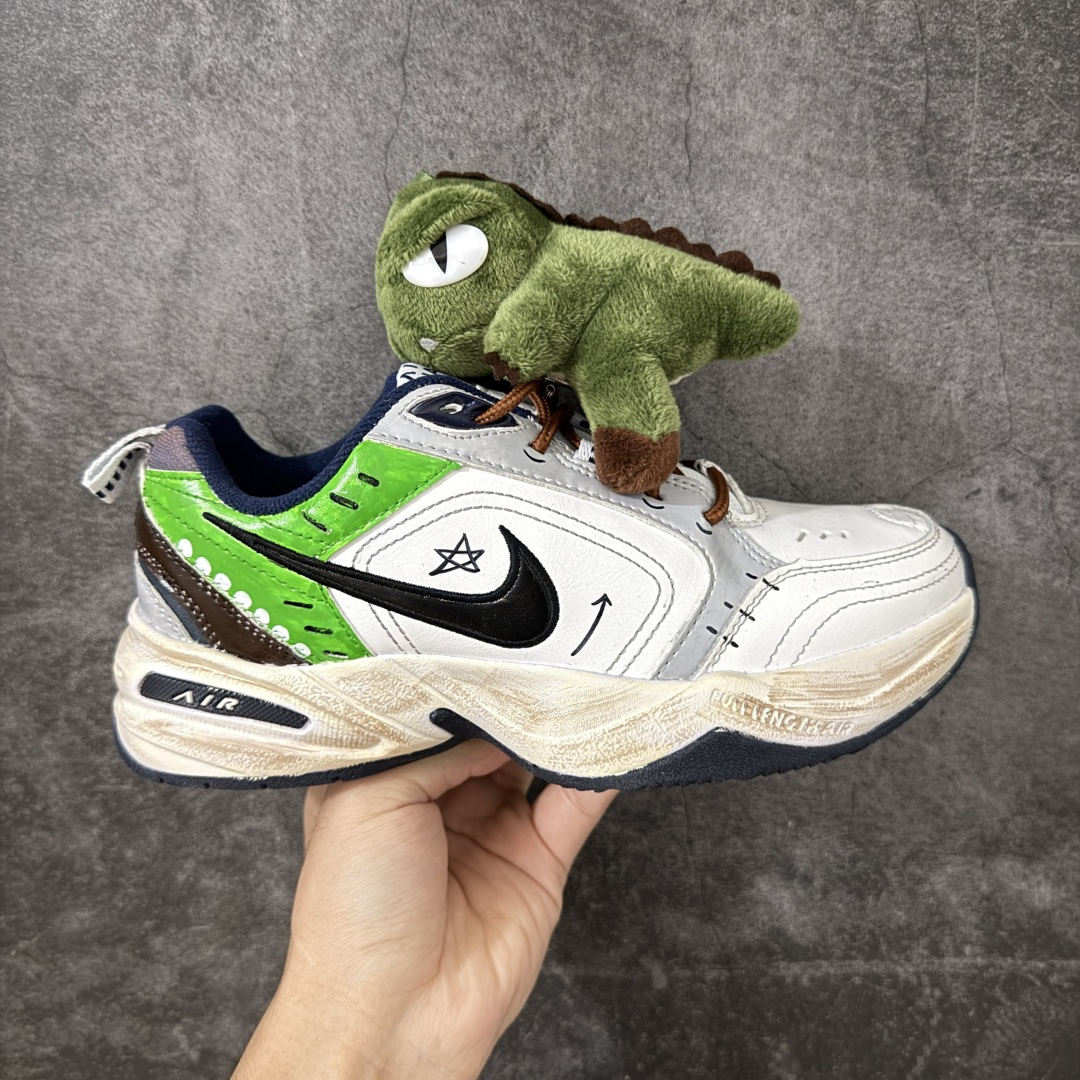 【手绘定制版】耐克 Nike Air Monarch IV男女子训练鞋厚底老爹鞋休闲复古运动鞋。Nike Air Monarch IV 运动鞋为你打造出众的训练装备，耐穿鞋面提供有效支撑。轻盈泡绵结合 Nike Air 缓震配置，塑就舒适非凡的迈步体验。皮革、合成材质与织物组合鞋面，塑就经典外观，经久耐穿，全掌内嵌式 Air 缓震配置，缔造出众缓震体验，舒适非凡，支撑力强，硬质橡胶外底经久耐穿，提供可驾驭多种地面的出众抓地力。 货号：DH3158-101 尺码：36 36.5 37.5 38 38.5 39 40 40.5 41 42 42.5 43 44 45-选品中心