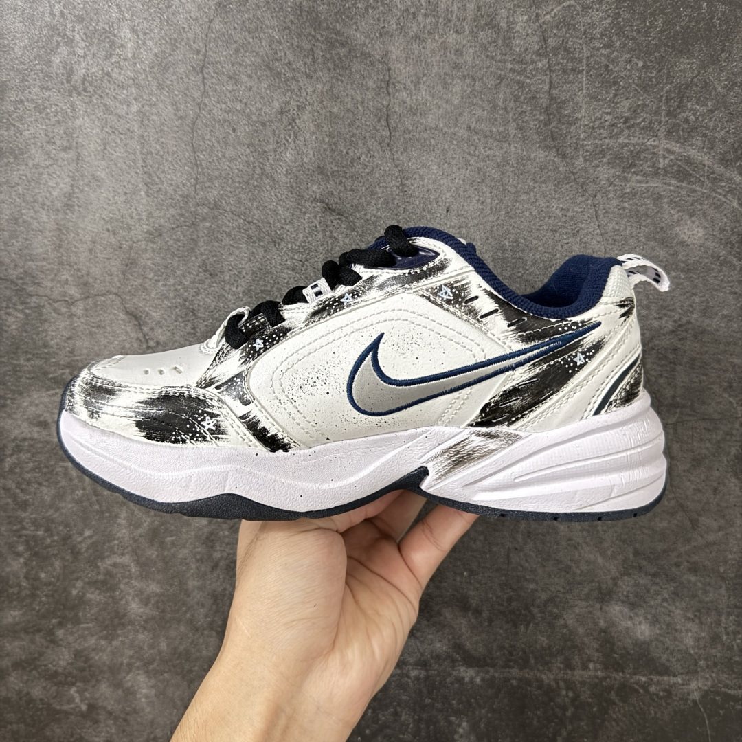 图片[2]-【手绘定制版】耐克 Nike Air Monarch IV男女子训练鞋厚底老爹鞋休闲复古运动鞋。Nike Air Monarch IV 运动鞋为你打造出众的训练装备，耐穿鞋面提供有效支撑。轻盈泡绵结合 Nike Air 缓震配置，塑就舒适非凡的迈步体验。皮革、合成材质与织物组合鞋面，塑就经典外观，经久耐穿，全掌内嵌式 Air 缓震配置，缔造出众缓震体验，舒适非凡，支撑力强，硬质橡胶外底经久耐穿，提供可驾驭多种地面的出众抓地力。 货号：415445-102 尺码：36 36.5 37.5 38 38.5 39 40 40.5 41 42 42.5 43 44 45-选品中心