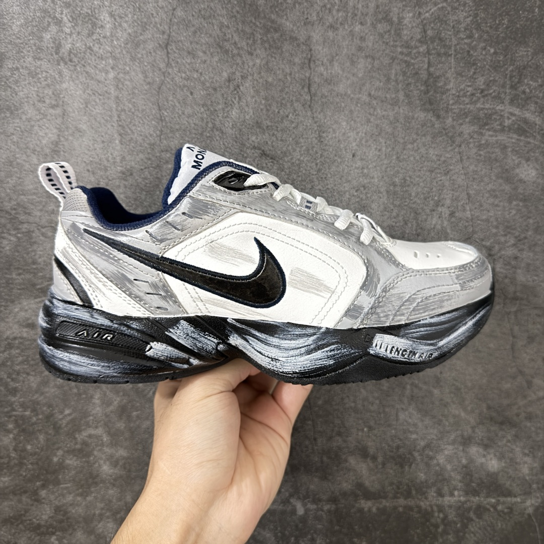 【手绘定制版】耐克 Nike Air Monarch IV男女子训练鞋厚底老爹鞋休闲复古运动鞋。Nike Air Monarch IV 运动鞋为你打造出众的训练装备,耐穿鞋面提供有效支撑。轻盈泡绵结合 Nike Air 缓震配置,塑就舒适非凡的迈步体验。皮革、合成材质与织物组合鞋面,塑就经典外观,经久耐穿,全掌内嵌式 Air 缓震配置,缔造出众缓震体验,舒适非凡,支撑力强,硬质橡胶外底经久耐穿,提供可驾驭多种地面的出众抓地力。 货号:415445-102 尺码:36 36.5 37.5 38 38.5 39 40 40.5 41 42 42.5 43 44 45-选品中心