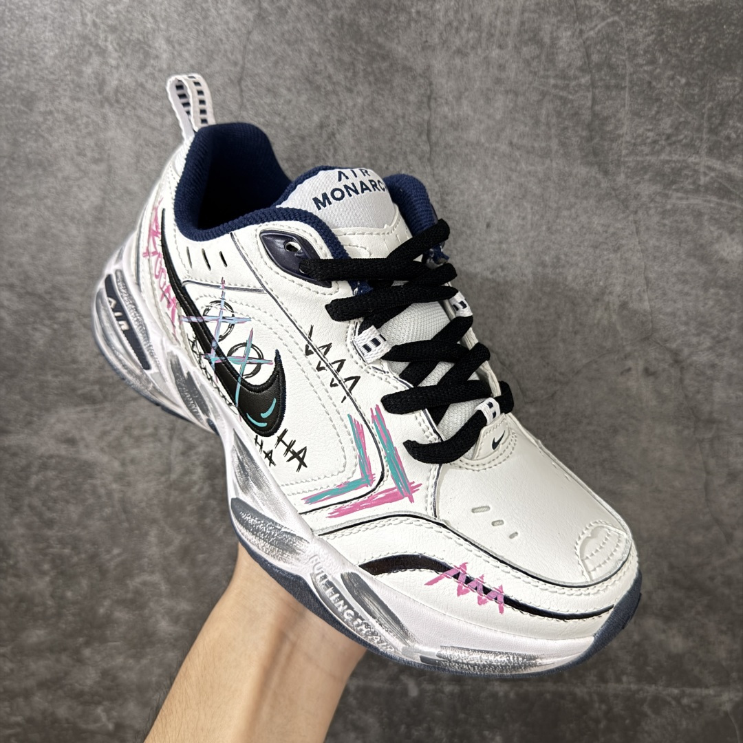图片[3]-【手绘定制版】耐克 Nike Air Monarch IV男女子训练鞋厚底老爹鞋休闲复古运动鞋。Nike Air Monarch IV 运动鞋为你打造出众的训练装备，耐穿鞋面提供有效支撑。轻盈泡绵结合 Nike Air 缓震配置，塑就舒适非凡的迈步体验。皮革、合成材质与织物组合鞋面，塑就经典外观，经久耐穿，全掌内嵌式 Air 缓震配置，缔造出众缓震体验，舒适非凡，支撑力强，硬质橡胶外底经久耐穿，提供可驾驭多种地面的出众抓地力。 货号：415445-102 尺码：36 36.5 37.5 38 38.5 39 40 40.5 41 42 42.5 43 44 45-选品中心