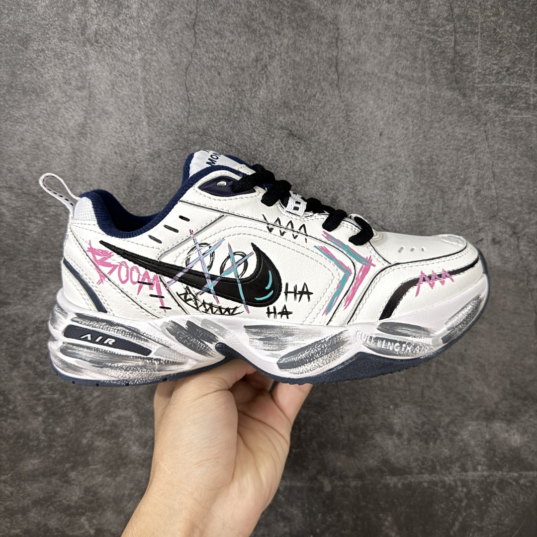 【手绘定制版】耐克 Nike Air Monarch IV男女子训练鞋厚底老爹鞋休闲复古运动鞋。Nike Air Monarch IV 运动鞋为你打造出众的训练装备，耐穿鞋面提供有效支撑。轻盈泡绵结合 Nike Air 缓震配置，塑就舒适非凡的迈步体验。皮革、合成材质与织物组合鞋面，塑就经典外观，经久耐穿，全掌内嵌式 Air 缓震配置，缔造出众缓震体验，舒适非凡，支撑力强，硬质橡胶外底经久耐穿，提供可驾驭多种地面的出众抓地力。 货号：415445-102 尺码：36 36.5 37.5 38 38.5 39 40 40.5 41 42 42.5 43 44 45-选品中心