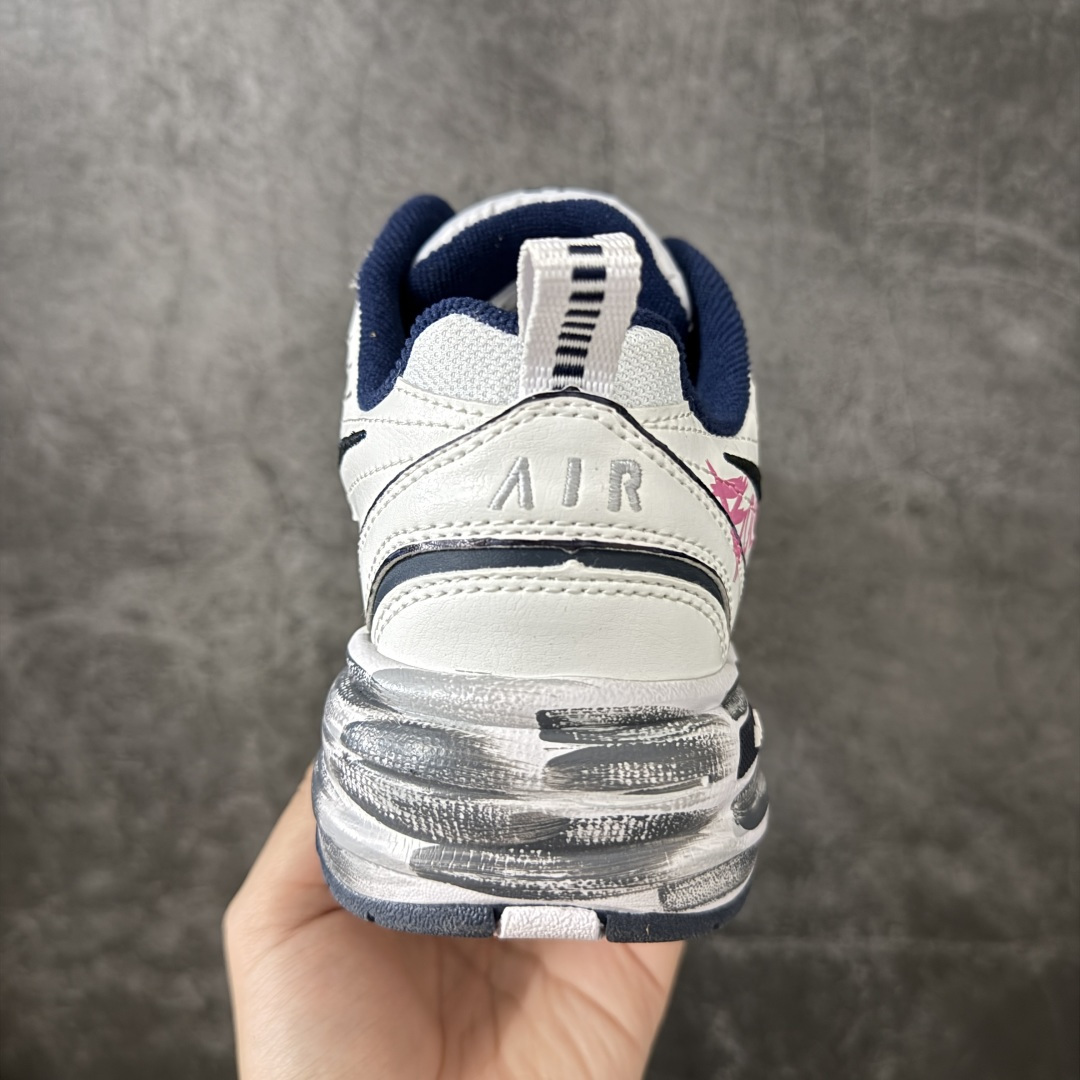 图片[4]-【手绘定制版】耐克 Nike Air Monarch IV男女子训练鞋厚底老爹鞋休闲复古运动鞋。Nike Air Monarch IV 运动鞋为你打造出众的训练装备，耐穿鞋面提供有效支撑。轻盈泡绵结合 Nike Air 缓震配置，塑就舒适非凡的迈步体验。皮革、合成材质与织物组合鞋面，塑就经典外观，经久耐穿，全掌内嵌式 Air 缓震配置，缔造出众缓震体验，舒适非凡，支撑力强，硬质橡胶外底经久耐穿，提供可驾驭多种地面的出众抓地力。 货号：415445-102 尺码：36 36.5 37.5 38 38.5 39 40 40.5 41 42 42.5 43 44 45-选品中心