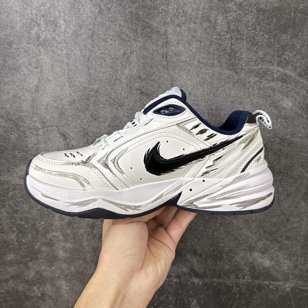 图片[2]-【手绘定制版】耐克 Nike Air Monarch IV男女子训练鞋厚底老爹鞋休闲复古运动鞋。Nike Air Monarch IV 运动鞋为你打造出众的训练装备，耐穿鞋面提供有效支撑。轻盈泡绵结合 Nike Air 缓震配置，塑就舒适非凡的迈步体验。皮革、合成材质与织物组合鞋面，塑就经典外观，经久耐穿，全掌内嵌式 Air 缓震配置，缔造出众缓震体验，舒适非凡，支撑力强，硬质橡胶外底经久耐穿，提供可驾驭多种地面的出众抓地力。 货号：415445-102 尺码：36 36.5 37.5 38 38.5 39 40 40.5 41 42 42.5 43 44 45-选品中心