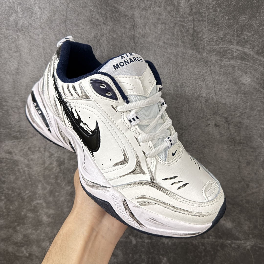 图片[3]-【手绘定制版】耐克 Nike Air Monarch IV男女子训练鞋厚底老爹鞋休闲复古运动鞋。Nike Air Monarch IV 运动鞋为你打造出众的训练装备，耐穿鞋面提供有效支撑。轻盈泡绵结合 Nike Air 缓震配置，塑就舒适非凡的迈步体验。皮革、合成材质与织物组合鞋面，塑就经典外观，经久耐穿，全掌内嵌式 Air 缓震配置，缔造出众缓震体验，舒适非凡，支撑力强，硬质橡胶外底经久耐穿，提供可驾驭多种地面的出众抓地力。 货号：415445-102 尺码：36 36.5 37.5 38 38.5 39 40 40.5 41 42 42.5 43 44 45-选品中心
