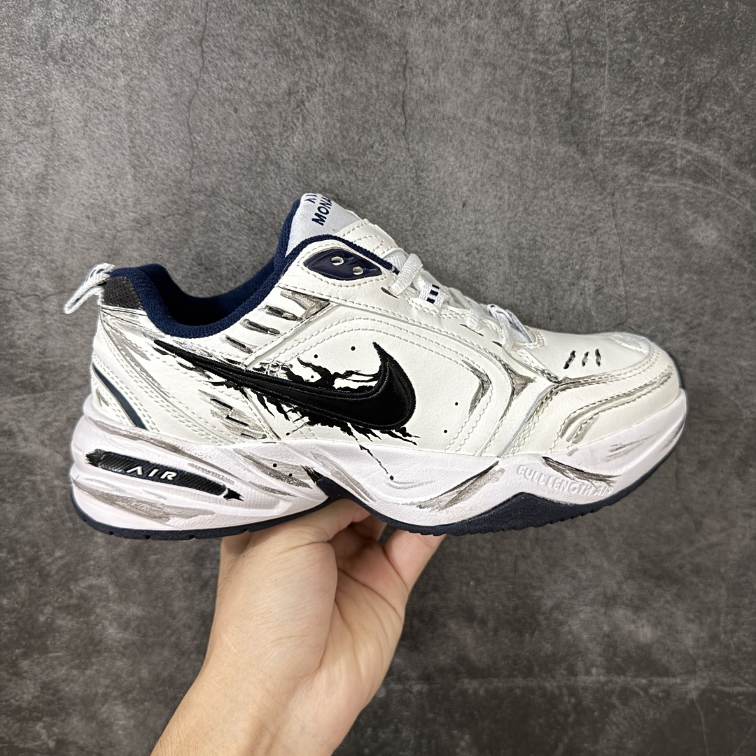 【手绘定制版】耐克 Nike Air Monarch IV男女子训练鞋厚底老爹鞋休闲复古运动鞋。Nike Air Monarch IV 运动鞋为你打造出众的训练装备，耐穿鞋面提供有效支撑。轻盈泡绵结合 Nike Air 缓震配置，塑就舒适非凡的迈步体验。皮革、合成材质与织物组合鞋面，塑就经典外观，经久耐穿，全掌内嵌式 Air 缓震配置，缔造出众缓震体验，舒适非凡，支撑力强，硬质橡胶外底经久耐穿，提供可驾驭多种地面的出众抓地力。 货号：415445-102 尺码：36 36.5 37.5 38 38.5 39 40 40.5 41 42 42.5 43 44 45-选品中心