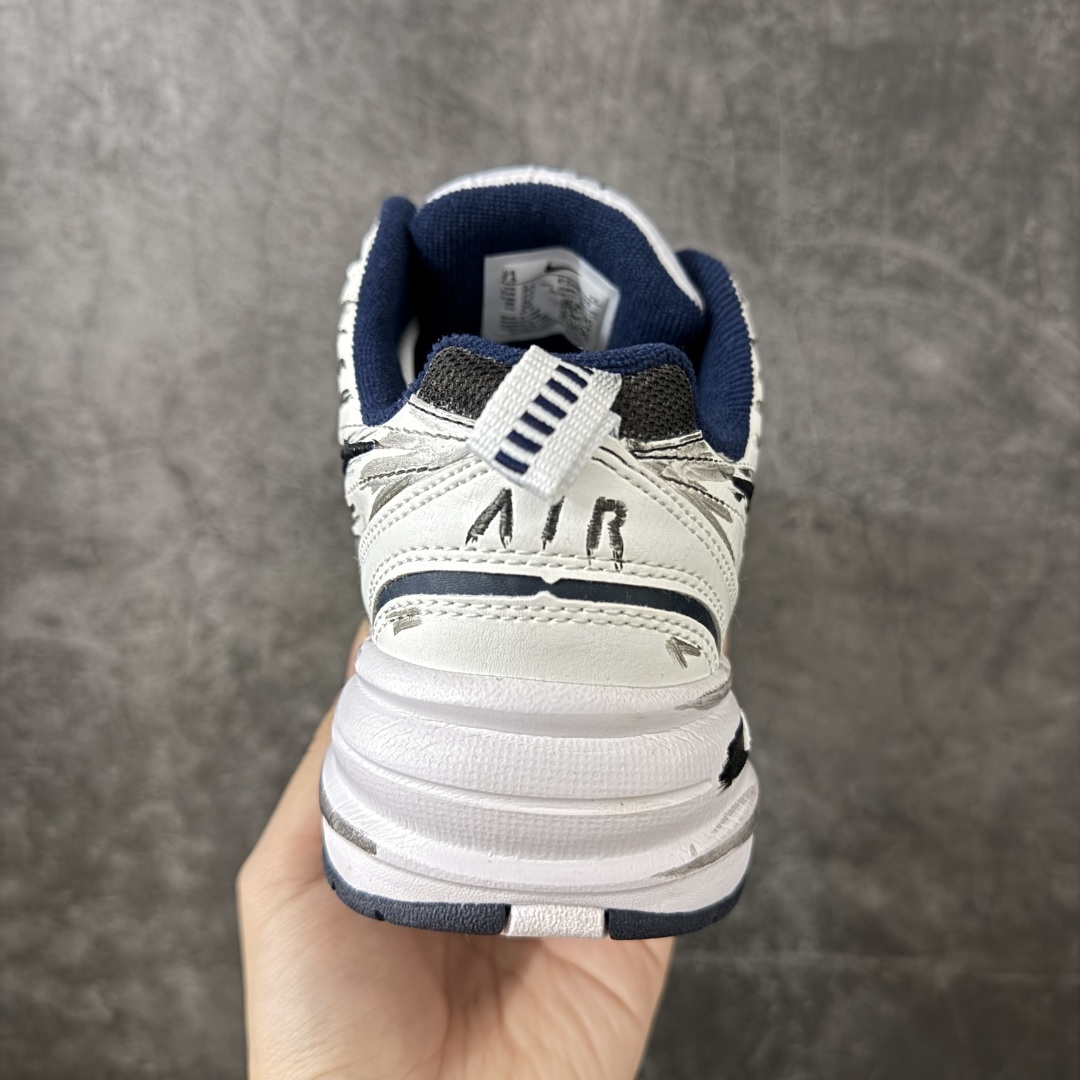 图片[4]-【手绘定制版】耐克 Nike Air Monarch IV男女子训练鞋厚底老爹鞋休闲复古运动鞋。Nike Air Monarch IV 运动鞋为你打造出众的训练装备，耐穿鞋面提供有效支撑。轻盈泡绵结合 Nike Air 缓震配置，塑就舒适非凡的迈步体验。皮革、合成材质与织物组合鞋面，塑就经典外观，经久耐穿，全掌内嵌式 Air 缓震配置，缔造出众缓震体验，舒适非凡，支撑力强，硬质橡胶外底经久耐穿，提供可驾驭多种地面的出众抓地力。 货号：415445-102 尺码：36 36.5 37.5 38 38.5 39 40 40.5 41 42 42.5 43 44 45-选品中心