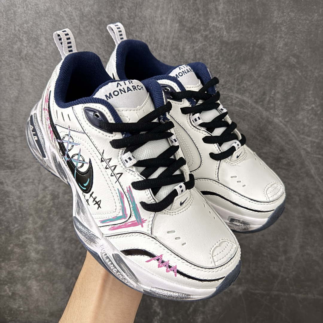 图片[2]-【手绘定制版】耐克 Nike Air Monarch IV男女子训练鞋厚底老爹鞋休闲复古运动鞋。Nike Air Monarch IV 运动鞋为你打造出众的训练装备，耐穿鞋面提供有效支撑。轻盈泡绵结合 Nike Air 缓震配置，塑就舒适非凡的迈步体验。皮革、合成材质与织物组合鞋面，塑就经典外观，经久耐穿，全掌内嵌式 Air 缓震配置，缔造出众缓震体验，舒适非凡，支撑力强，硬质橡胶外底经久耐穿，提供可驾驭多种地面的出众抓地力。 货号：415445-102 尺码：36 36.5 37.5 38 38.5 39 40 40.5 41 42 42.5 43 44 45-选品中心