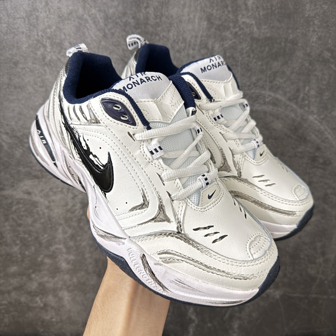 【手绘定制版】耐克 Nike Air Monarch IV男女子训练鞋厚底老爹鞋休闲复古运动鞋。Nike Air Monarch IV 运动鞋为你打造出众的训练装备，耐穿鞋面提供有效支撑。轻盈泡绵结合 Nike Air 缓震配置，塑就舒适非凡的迈步体验。皮革、合成材质与织物组合鞋面，塑就经典外观，经久耐穿，全掌内嵌式 Air 缓震配置，缔造出众缓震体验，舒适非凡，支撑力强，硬质橡胶外底经久耐穿，提供可驾驭多种地面的出众抓地力。 货号：415445-102 尺码：36 36.5 37.5 38 38.5 39 40 40.5 41 42 42.5 43 44 45-选品中心