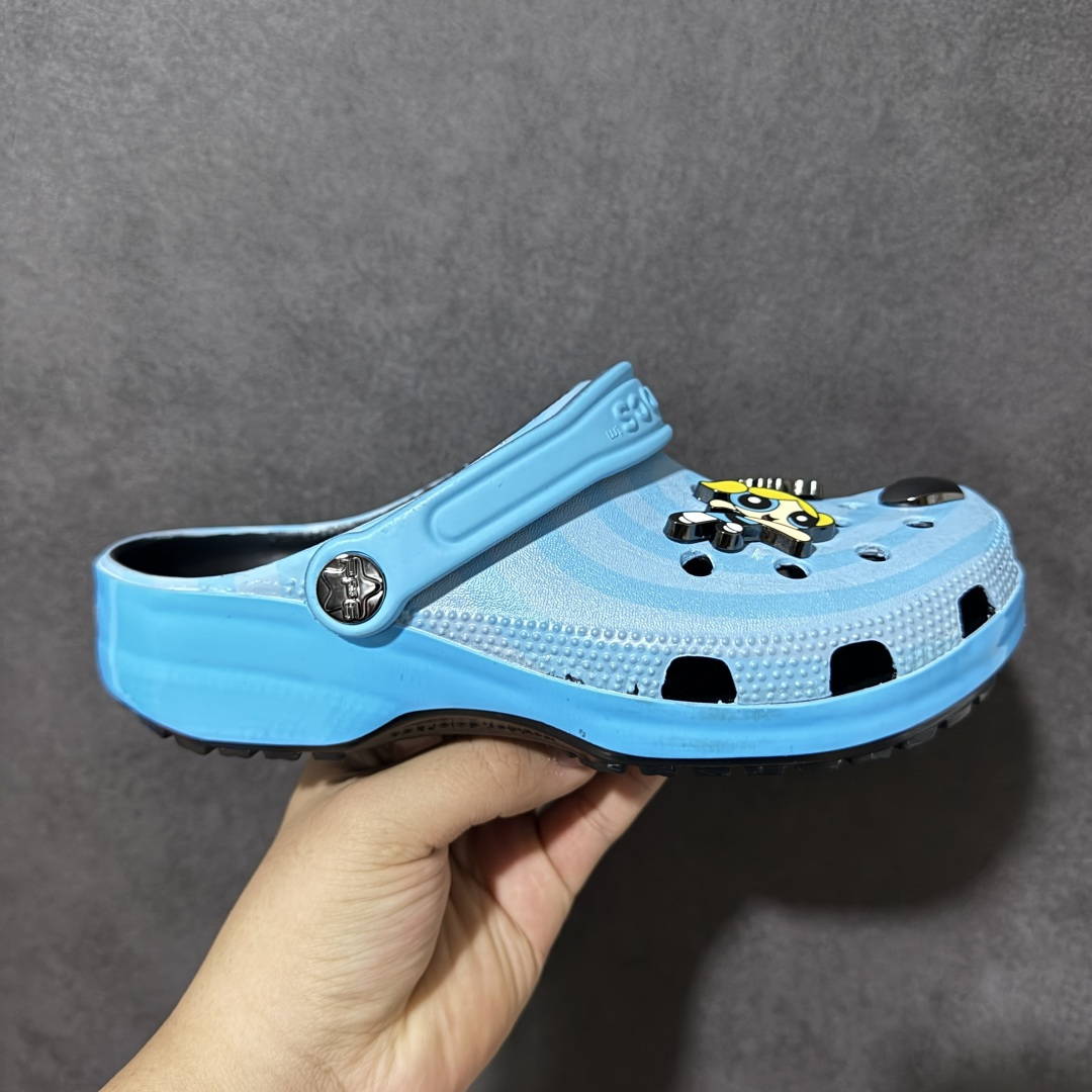 【纯原版】The Powerpuff Girls x Crocs 卡骆驰 飞天小女警联名 沙滩洞洞鞋 凉鞋拖鞋 全新莞产高端品质鞋底可增高2CM 鞋面更加耐用易清洗 该鞋款轻盈舒适 尺码：M4（36-37）M5（37-38）M6（38-39）M7(39-40）-选品中心
