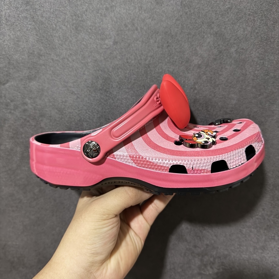 【纯原版】The Powerpuff Girls x Crocs 卡骆驰 飞天小女警联名 沙滩洞洞鞋 凉鞋拖鞋 全新莞产高端品质鞋底可增高2CM 鞋面更加耐用易清洗 该鞋款轻盈舒适 尺码:M4(36-37)M5(37-38)M6(38-39)M7(39-40)-选品中心