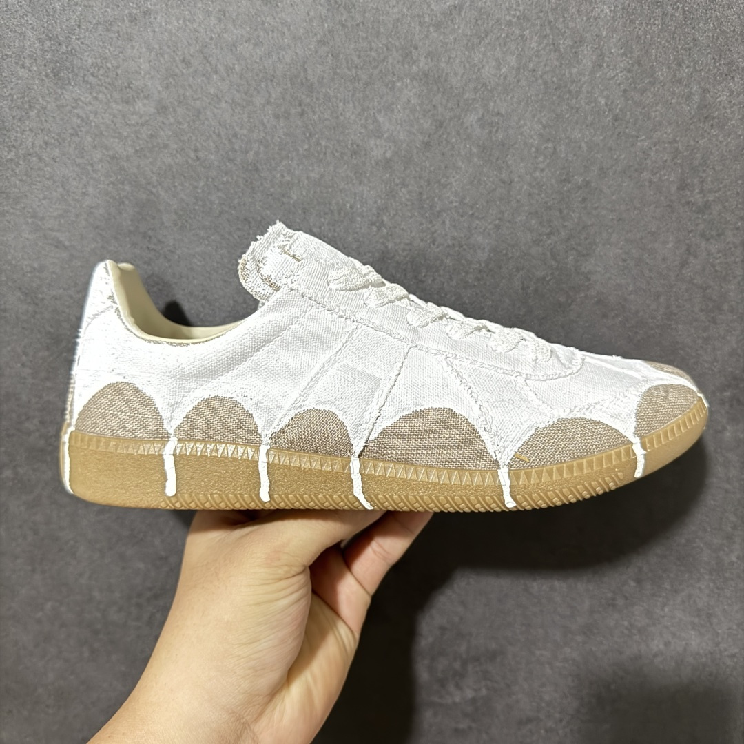 【YH版本】Maison Margiela MM6梅森马吉拉Replica 休闲低帮德训鞋 性价比跑量 高端工艺盒 原盒配件 采用布面和皮革拼接,橡胶底耐磨防滑,打造欧美时尚。该鞋款的外观设计走在时尚前沿,其独特的风格款式构成了品牌身份重要的一部分。 尺码: 35 36 37 38 39 40 41 42 43 44 45 46-选品中心