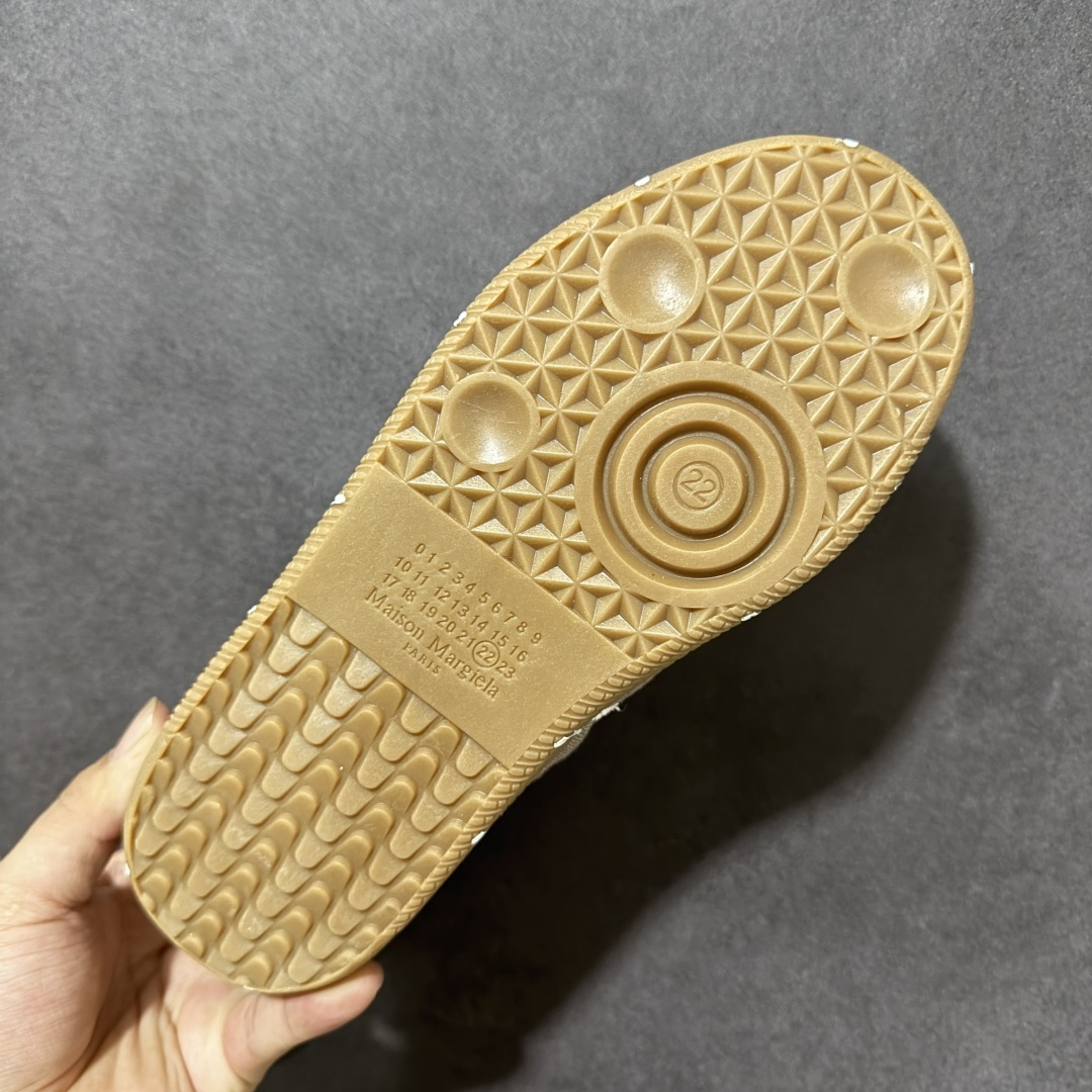 图片[9]-【YH版本】​Maison Margiela MM6梅森马吉拉Replica 休闲低帮德训鞋 性价比跑量 高端工艺盒 原盒配件 采用布面和皮革拼接，橡胶底耐磨防滑，打造欧美时尚。该鞋款的外观设计走在时尚前沿，其独特的风格款式构成了品牌身份重要的一部分。 尺码： 35 36 37 38 39 40 41 42 43 44 45 46-选品中心