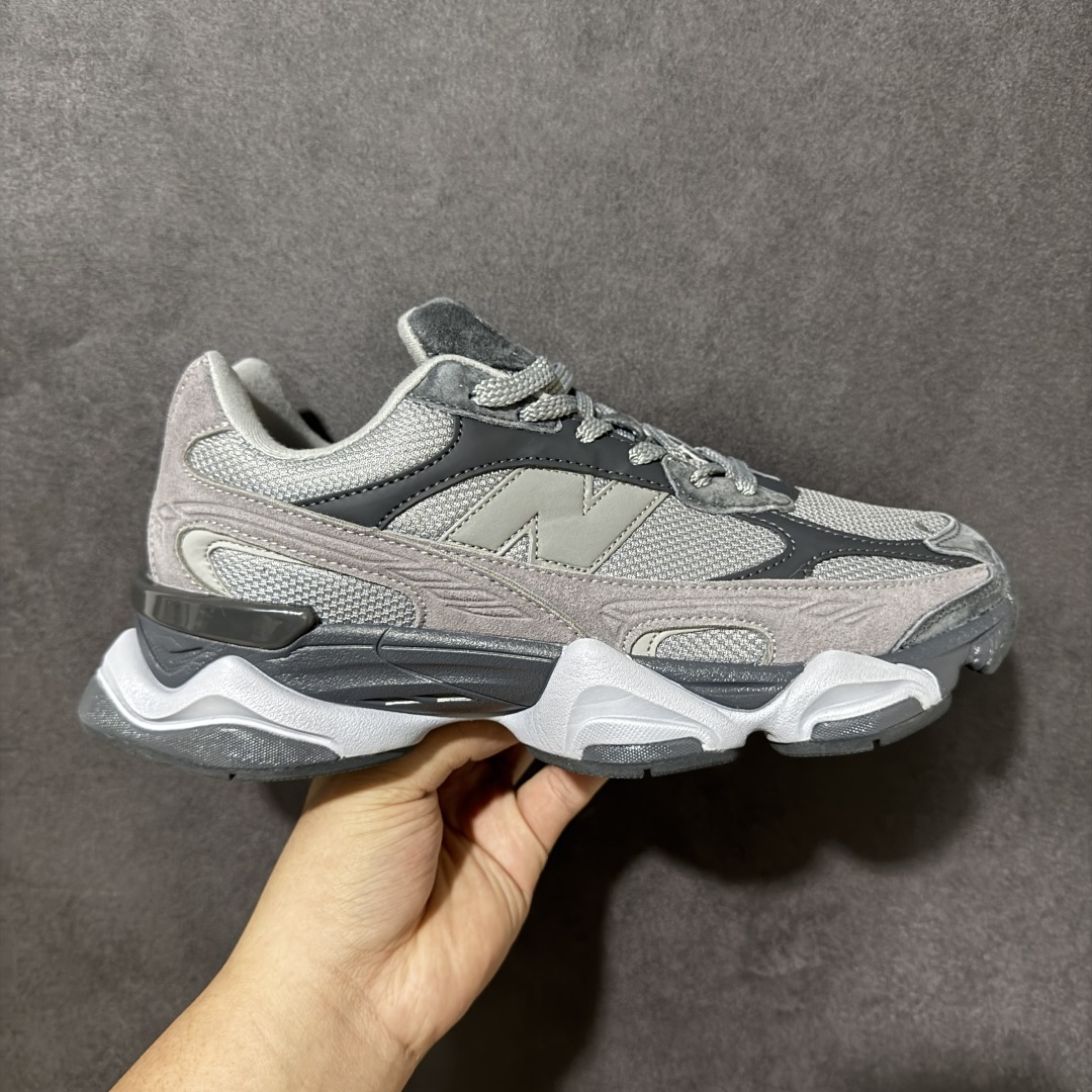 【公司级】New Balance NB 9060 复古单品 鞋款灵感源自设计师本人对夏日的怀日回忆。鞋面大身由空间双格及磨砂鞋面拼接而生,配以柔和、温暖的粉橘色调,夏日氛围拉满采用大面积网眼以及麂皮材质覆盖鞋身,还原经典气质。搭载ABZORB避震科技,由泡沫聚酯制成,上脚可以有效减少由鞋底反弹对身体及双腿的冲击 货号:U90609EL 尺码:36 37 37.5 38 38.5 39.5 40 40.5 41.5 42 42.5 43 44 45-选品中心