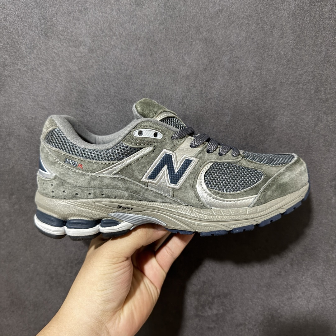 【性价比跑量】New Balance NB2002系列 男女休闲慢跑鞋 ML2002RA 必备的时髦单品之一 延续了经典科技 升级版N-ERGY缓震物料机能与材质上脚太舒适了 鞋面的柔软麂皮搭配尼龙网布 特别透气而且还复古感 不管是搭配牛仔裤还工装裤都是百搭!小红书众多博主上脚推荐! 尺码:36 36.5 37 37.5 38 38.5 39.5 40 40.5 41.5 42 42.5 43 44 45-选品中心