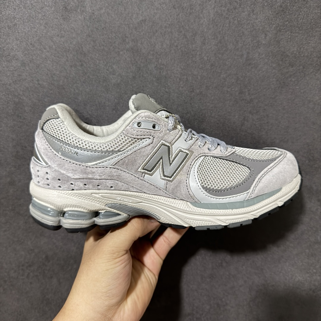 【性价比跑量】New Balance NB2002系列 男女休闲慢跑鞋 ML2002RO 必备的时髦单品之一 延续了经典科技 升级版N-ERGY缓震物料机能与材质上脚太舒适了 鞋面的柔软麂皮搭配尼龙网布 特别透气而且还复古感 不管是搭配牛仔裤还工装裤都是百搭！小红书众多博主上脚推荐！ 尺码：36 36.5 37 37.5 38 38.5 39.5 40 40.5 41.5 42 42.5 43 44 45-选品中心