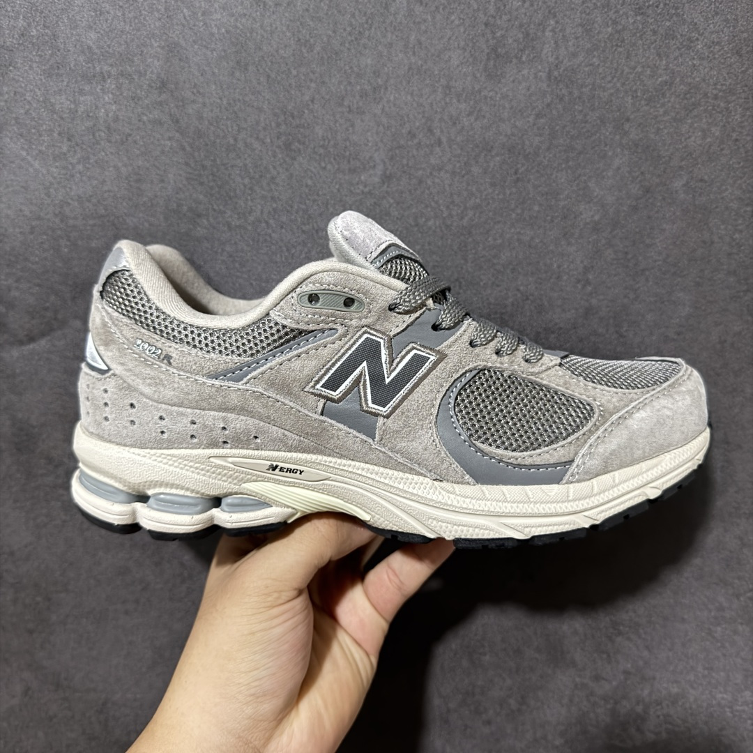 【性价比跑量】New Balance NB2002系列 男女休闲慢跑鞋 ML2002RC 必备的时髦单品之一 延续了经典科技 升级版N-ERGY缓震物料机能与材质上脚太舒适了 鞋面的柔软麂皮搭配尼龙网布 特别透气而且还复古感 不管是搭配牛仔裤还工装裤都是百搭！小红书众多博主上脚推荐！ 尺码：36 36.5 37 37.5 38 38.5 39.5 40 40.5 41.5 42 42.5 43 44 45-选品中心